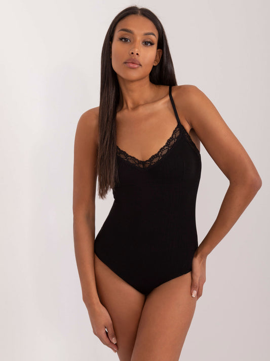 Czarne prążkowane body z koronką