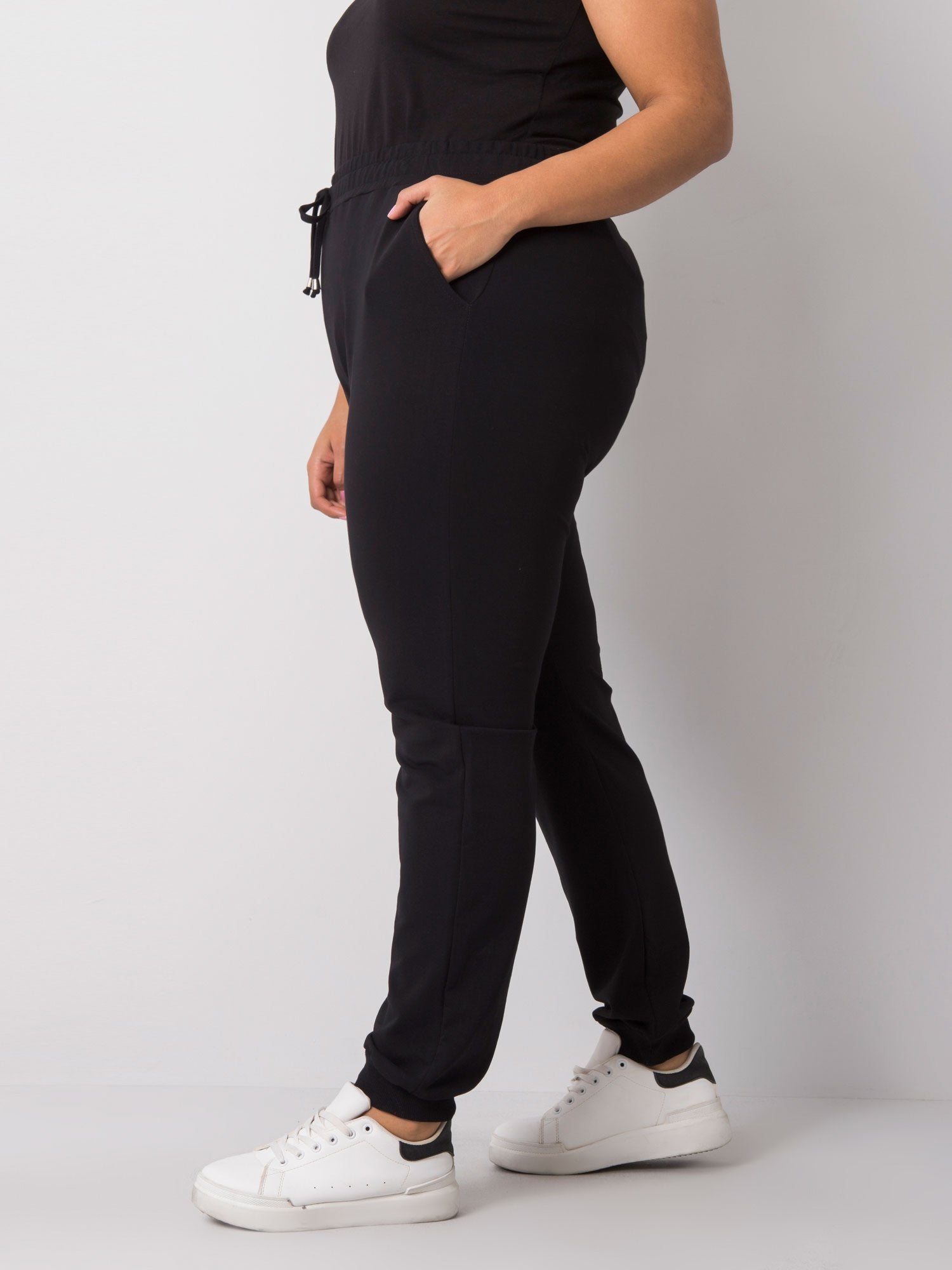 Czarne damskie spodnie dresowe plus size