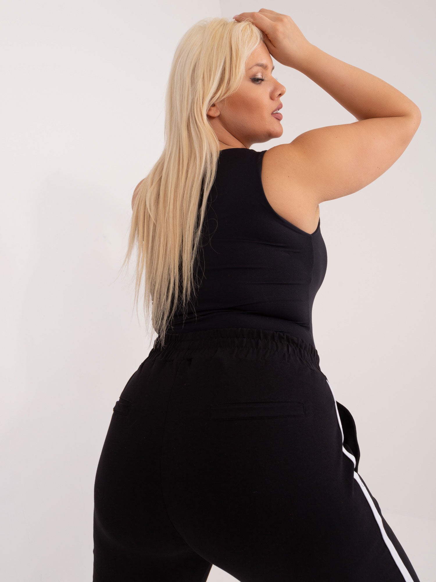 Czarne spodnie dresowe plus size z lampasami