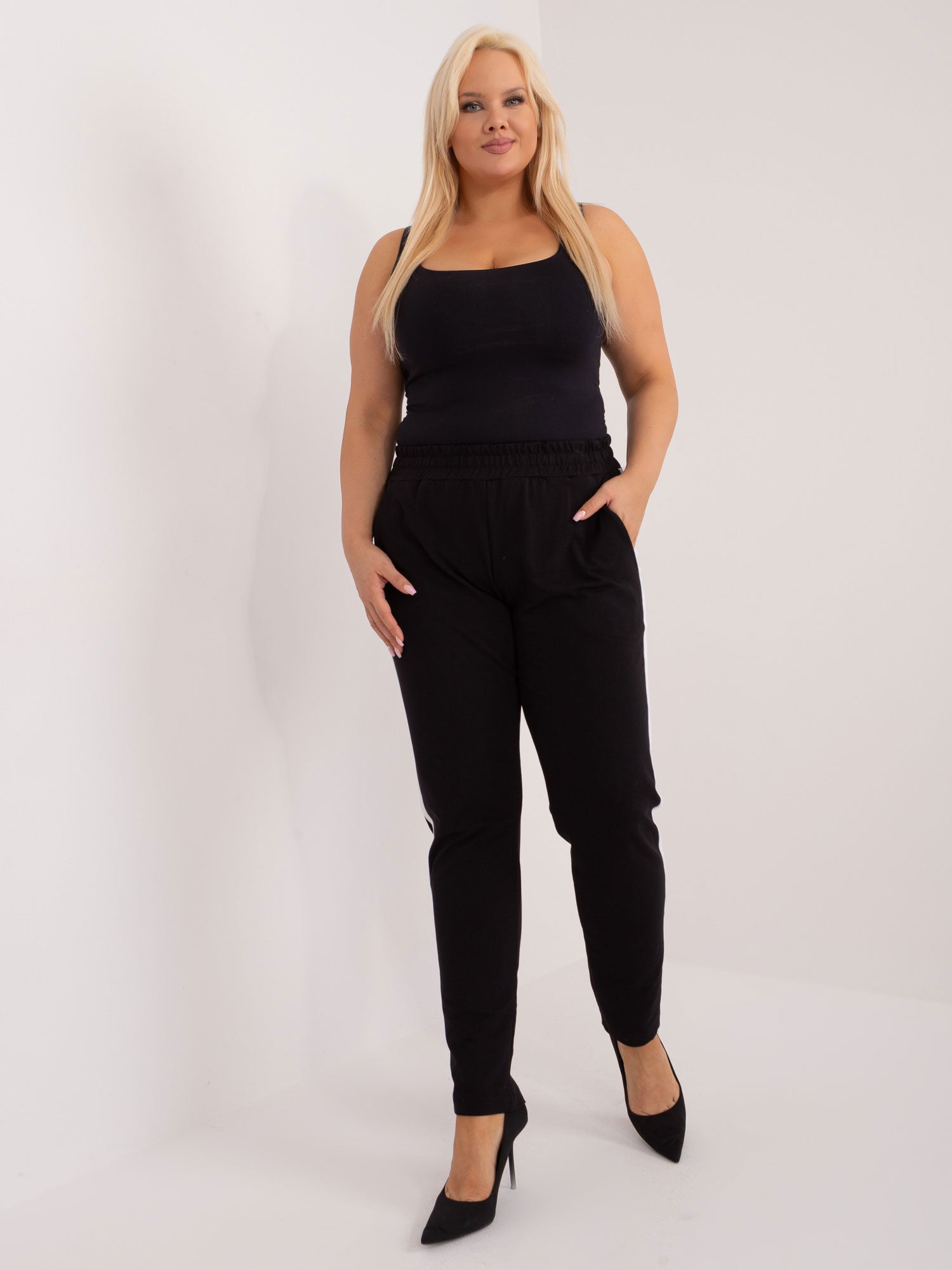 Czarne spodnie dresowe plus size z lampasami