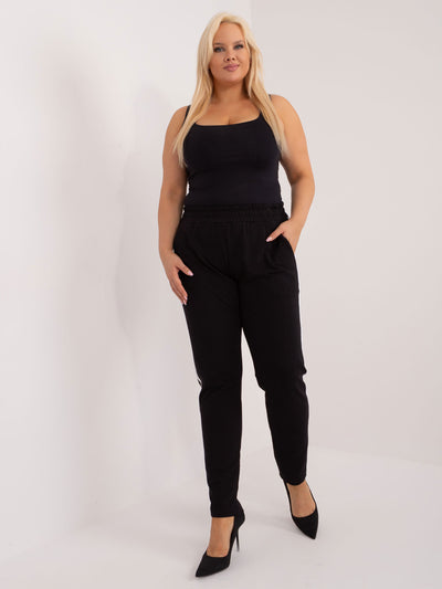 Czarne spodnie dresowe plus size z lampasami