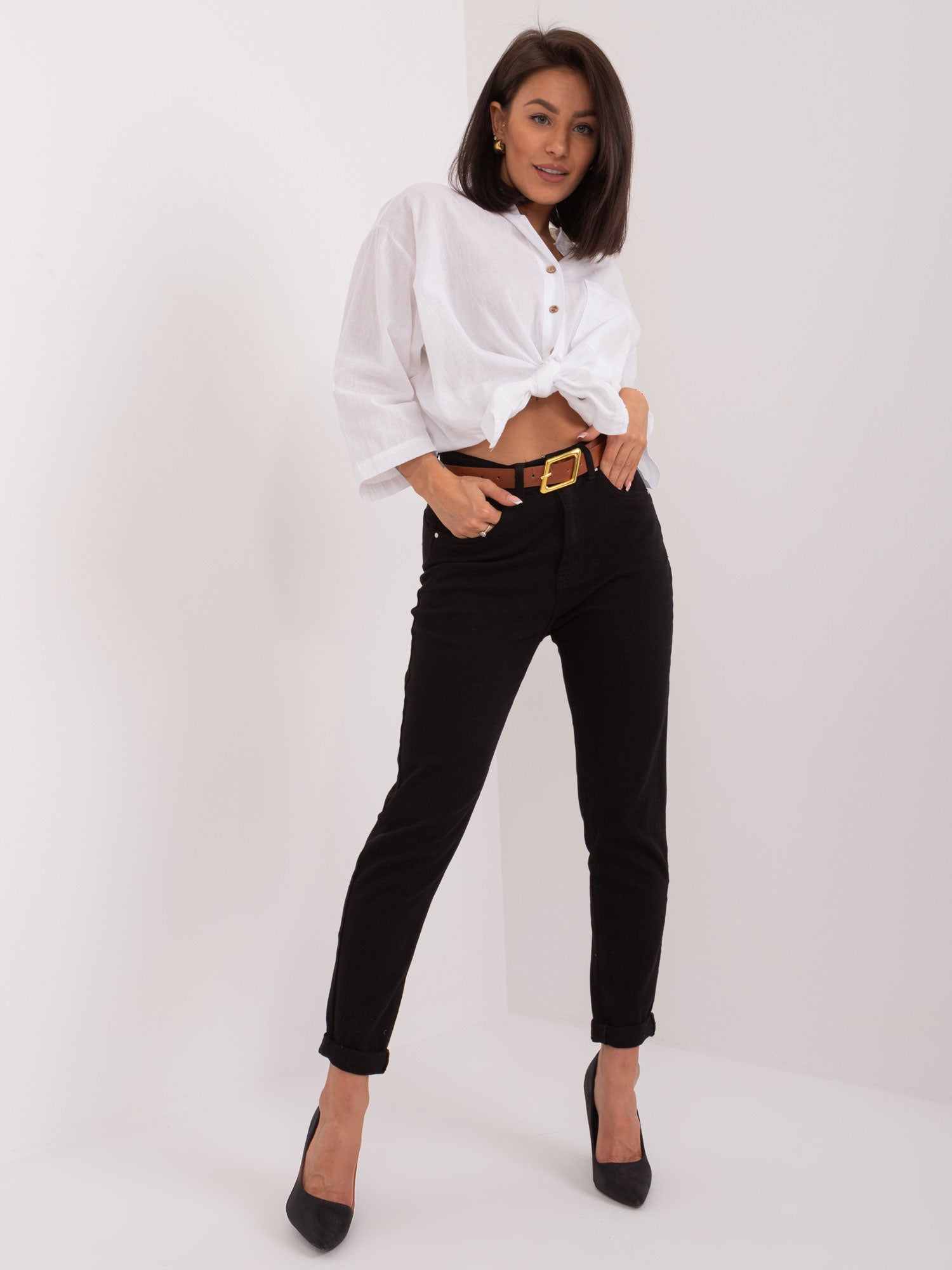 Czarne spodnie jeansowe mom fit z paskiem