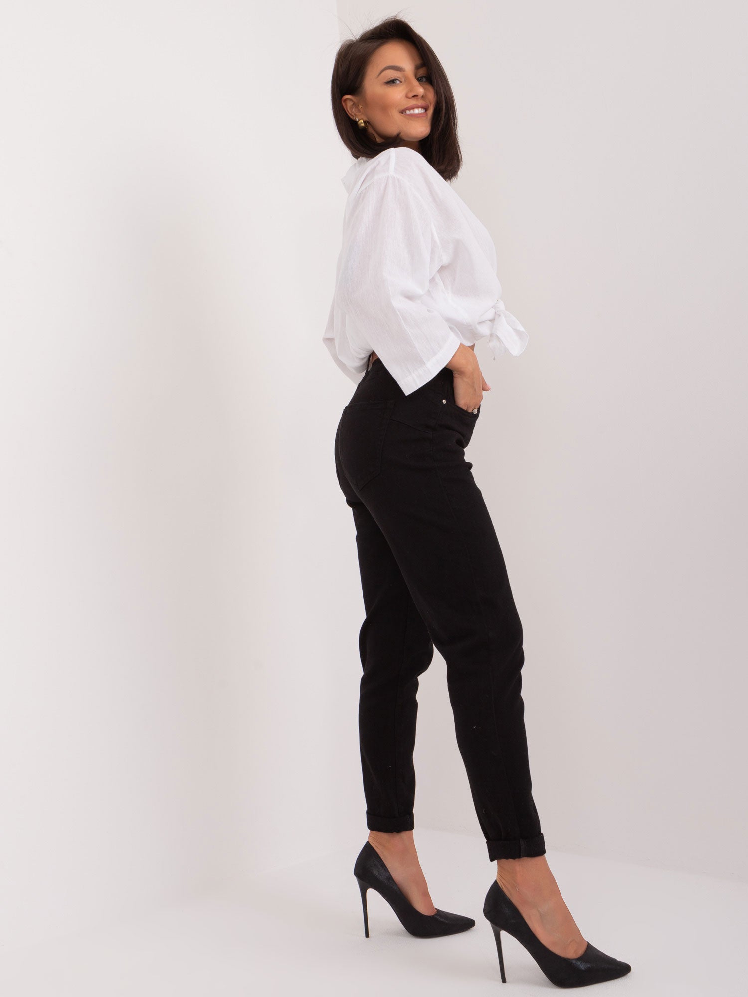 Czarne spodnie jeansowe mom fit z paskiem