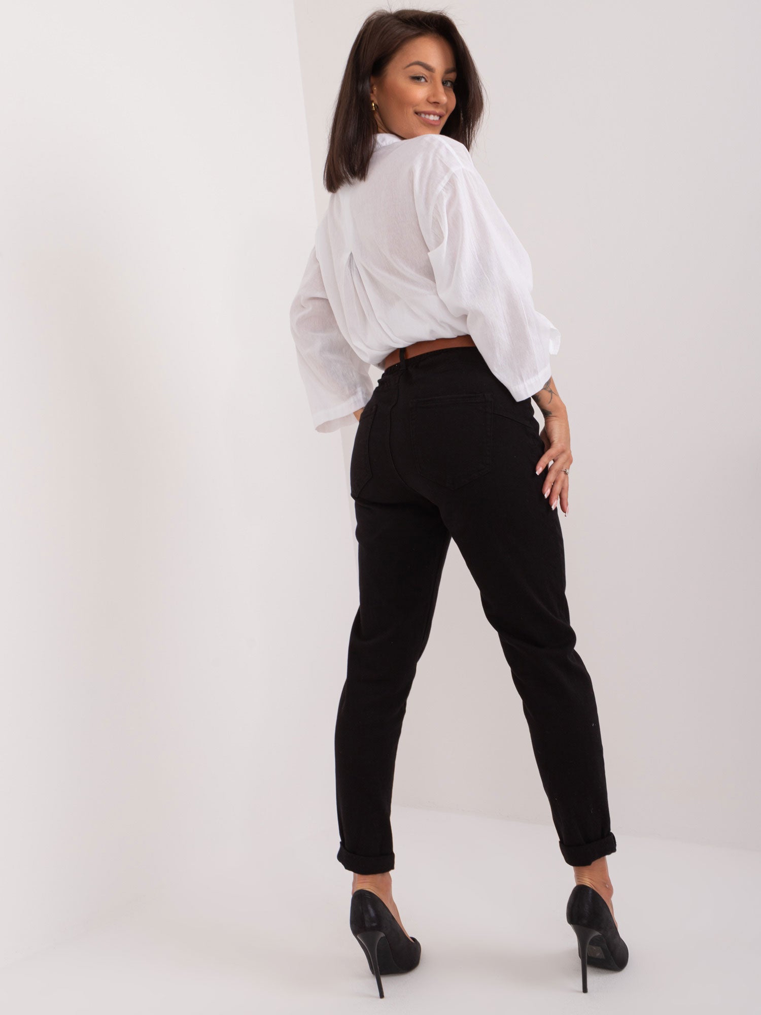 Czarne spodnie jeansowe mom fit z paskiem
