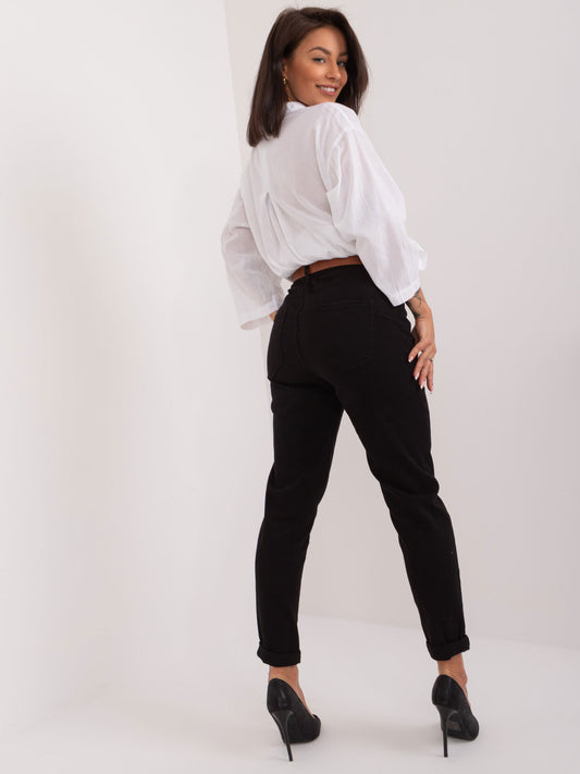 Czarne spodnie jeansowe mom fit z paskiem