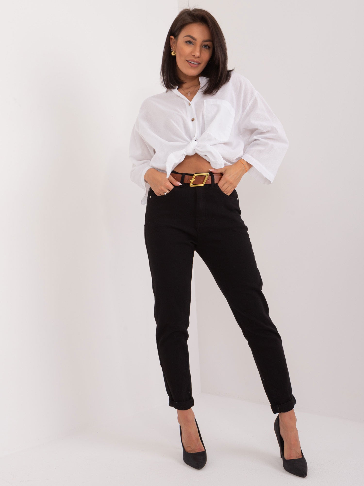 Czarne spodnie jeansowe mom fit z paskiem
