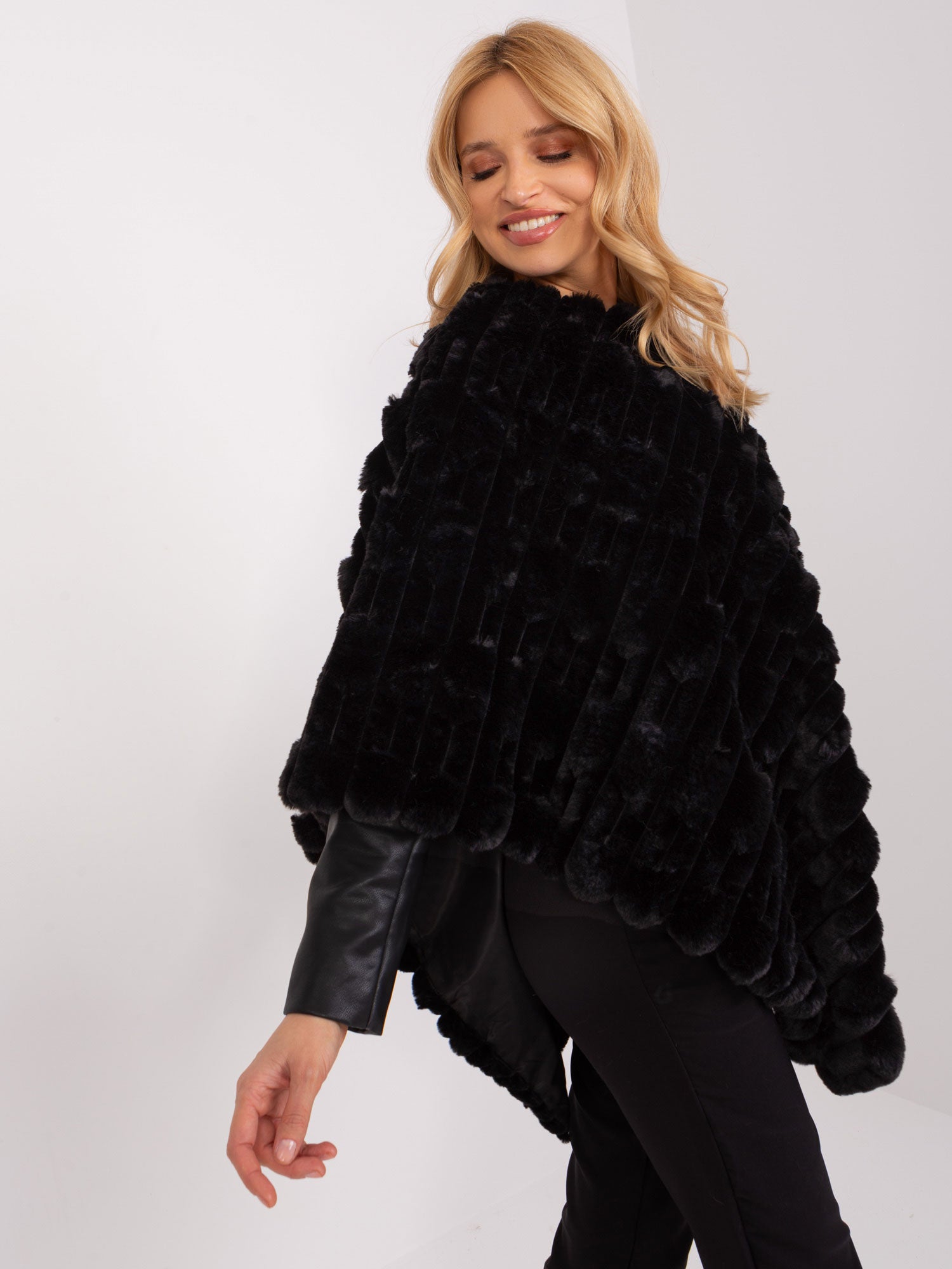 Czarne zimowe poncho damskie