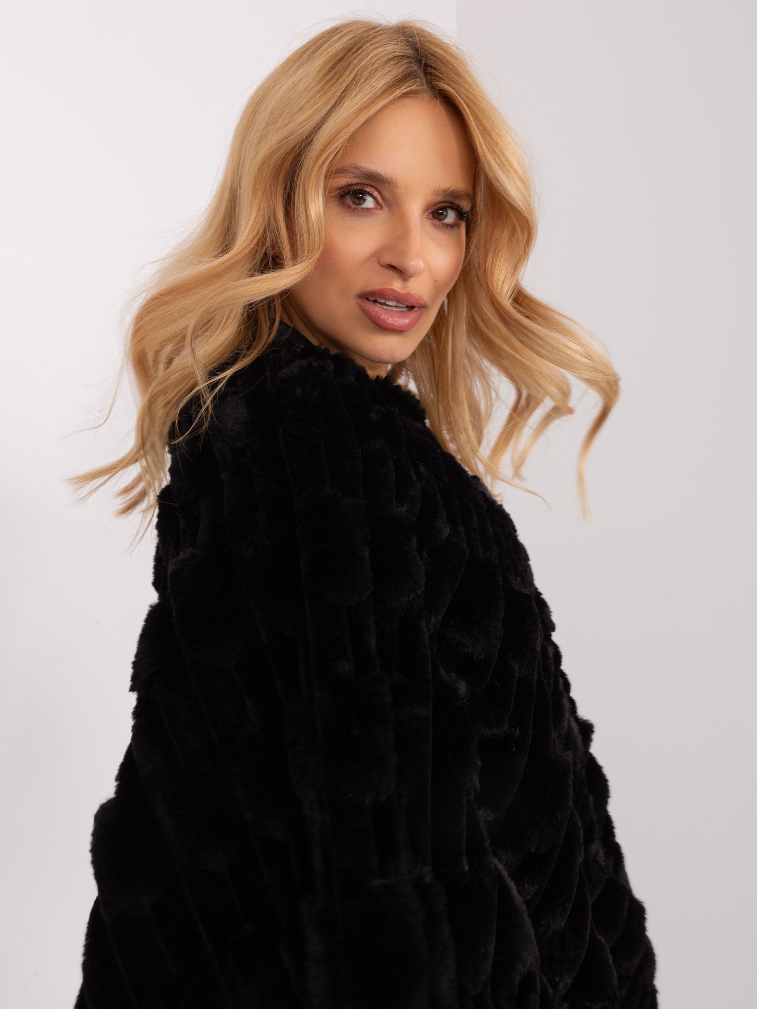 Czarne zimowe poncho damskie
