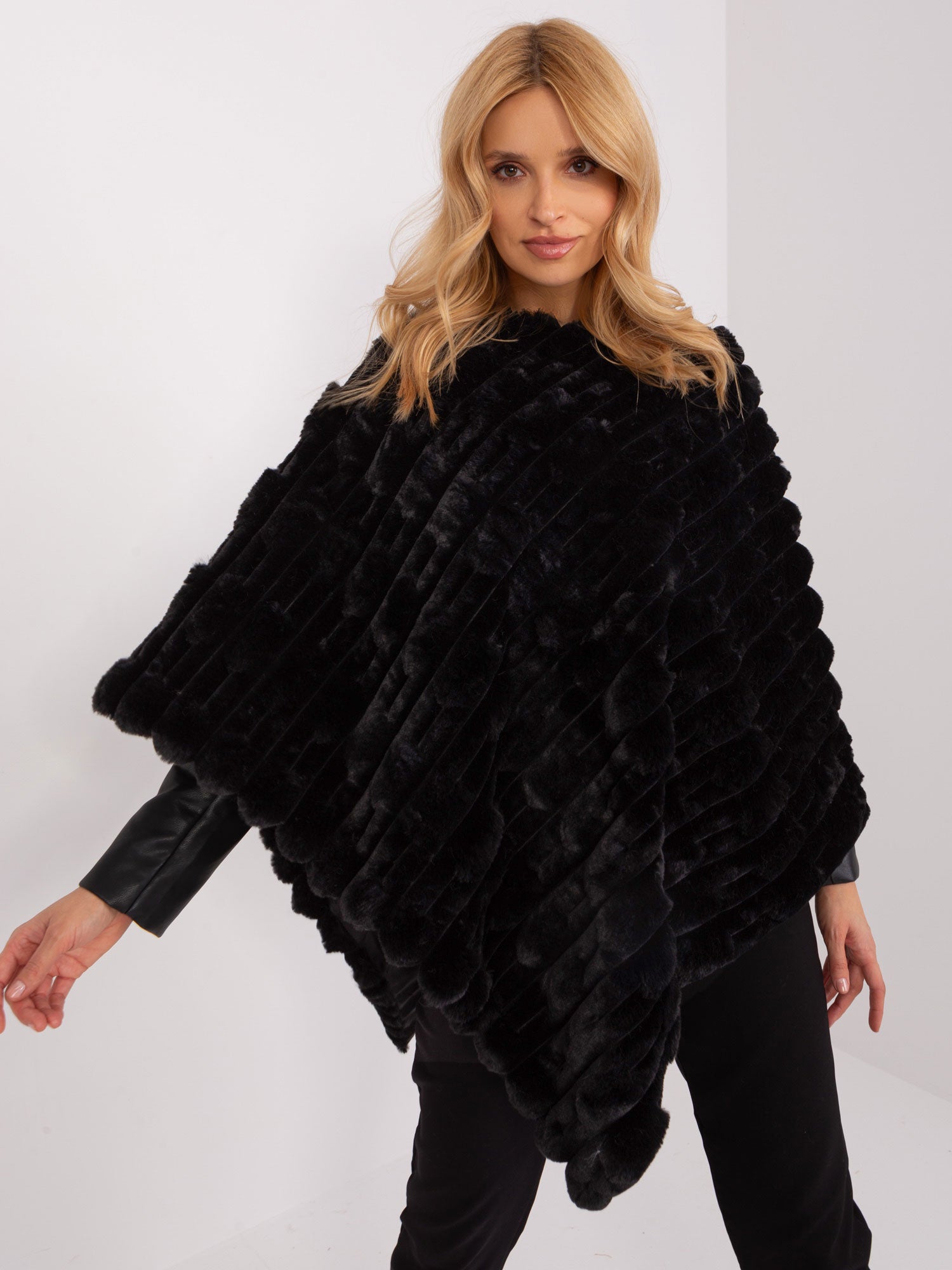 Czarne zimowe poncho damskie
