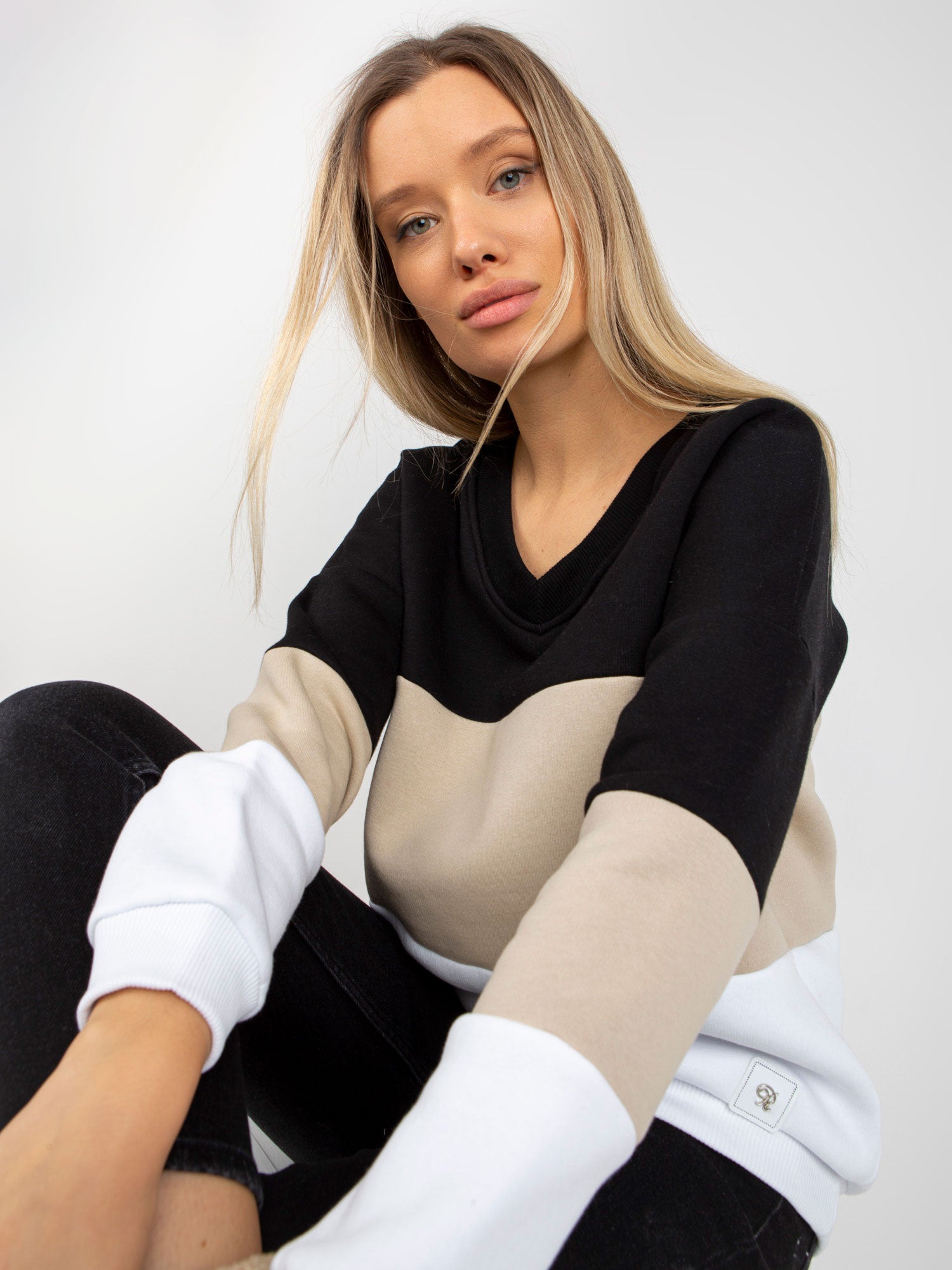 Czarno-beżowa dresowa bluza basic z dekoltem V