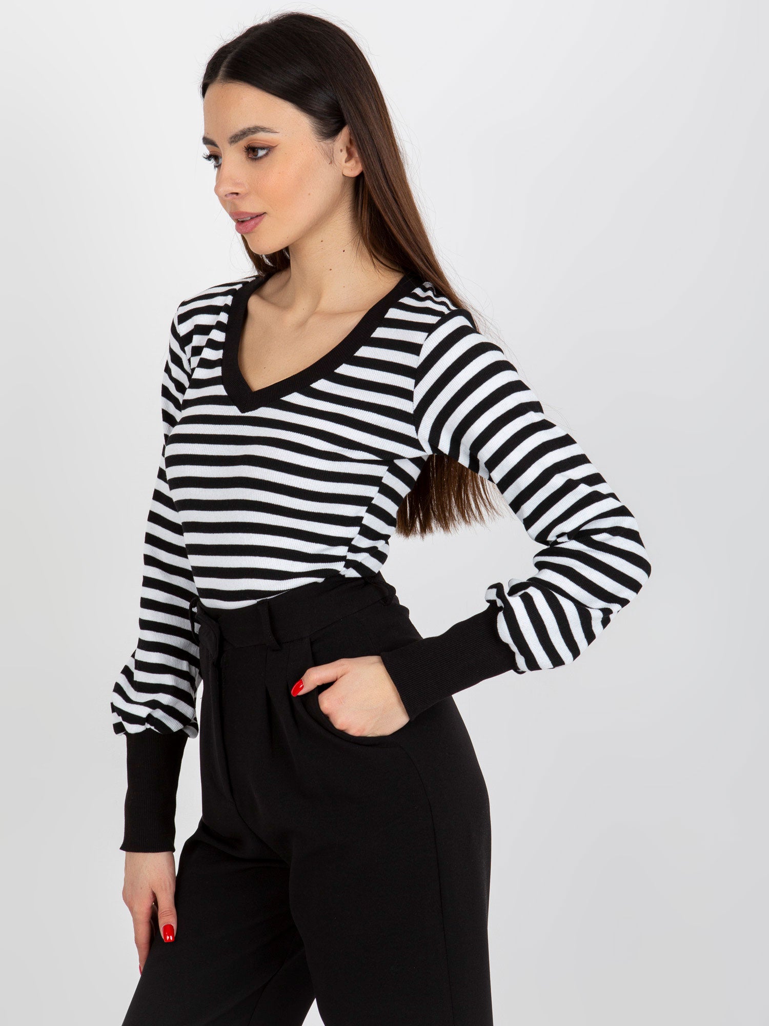 Czarno-biała prążkowana bluzka z dekoltem V BASIC FEEL GOOD
