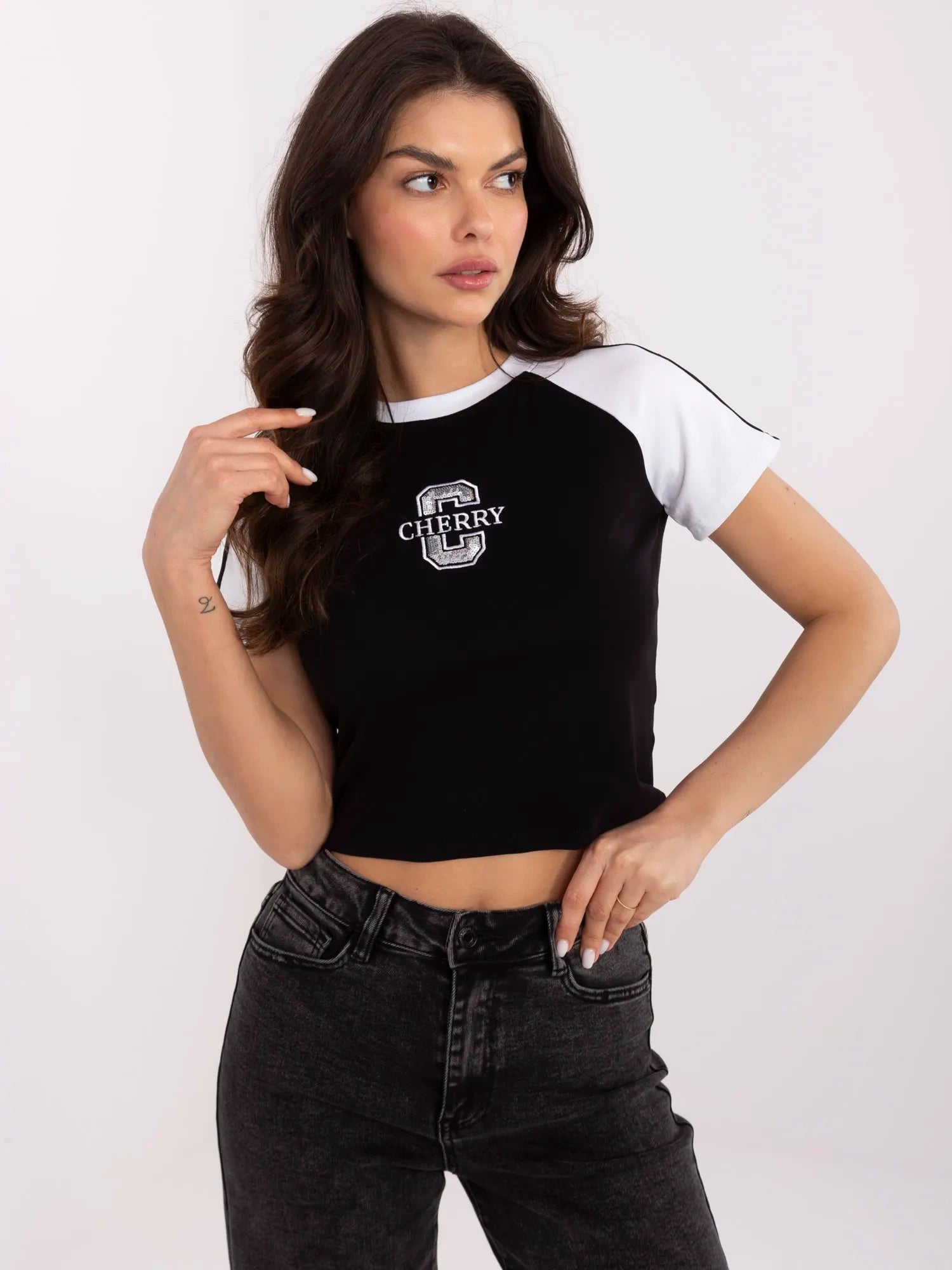 Czarno-biały krótki t-shirt z haftem