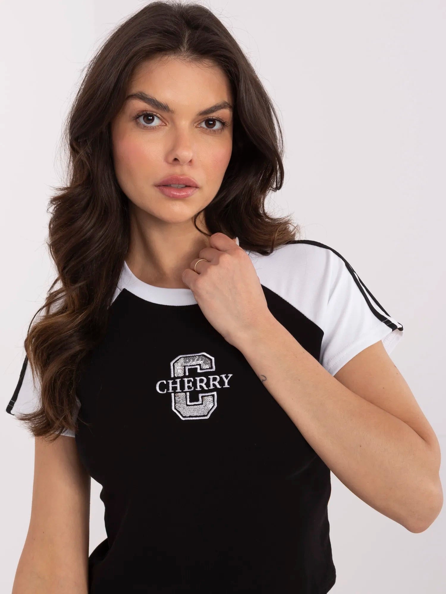 Czarno-biały krótki t-shirt z haftem