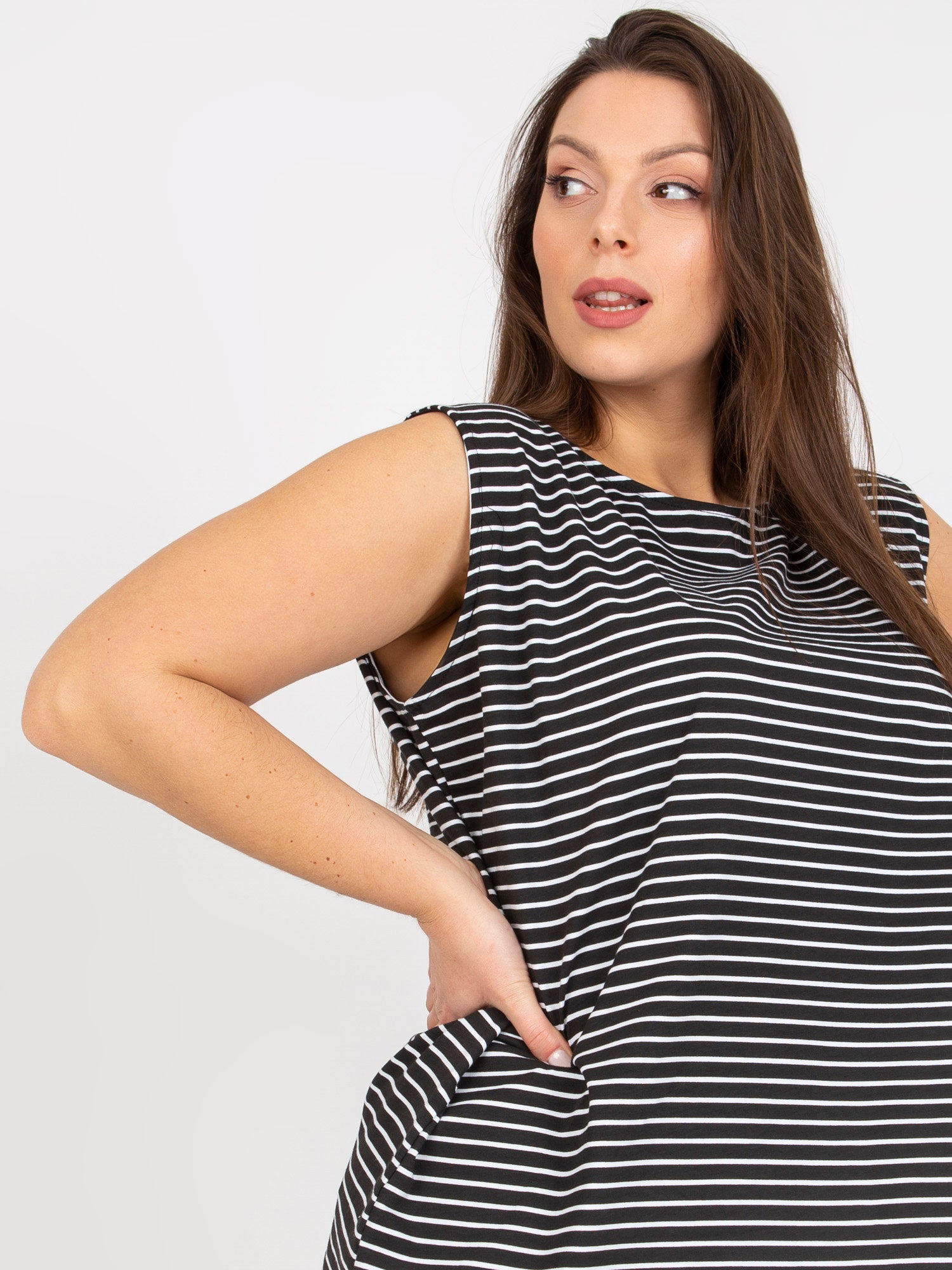 Czarno-biały top plus size w paski