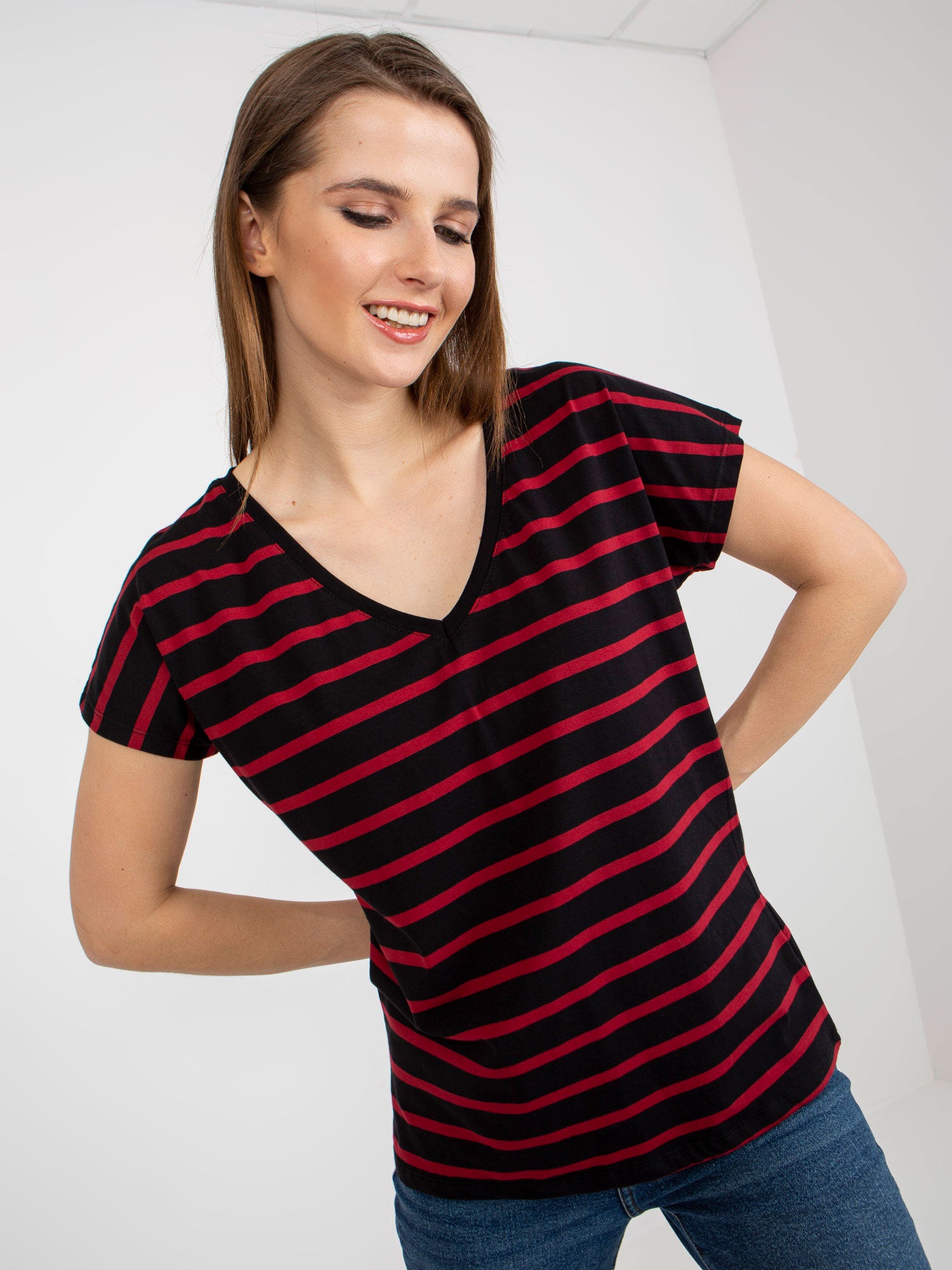 Czarno-czerwony damski t-shirt basic w paski z bawełny