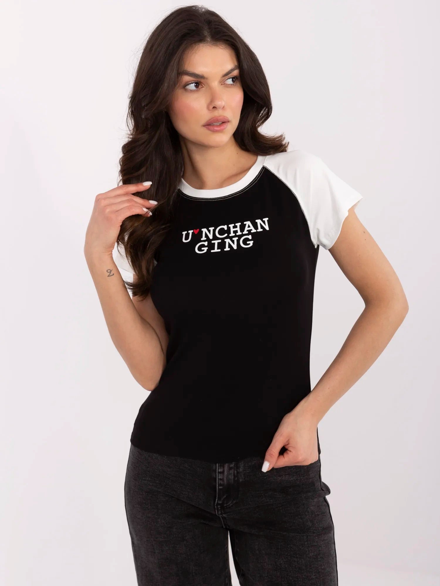 Czarno-ecru damski t-shirt o dopasowanym kroju