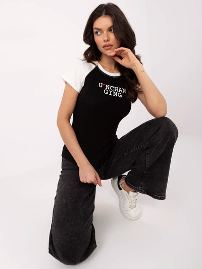 Czarno-ecru damski t-shirt o dopasowanym kroju