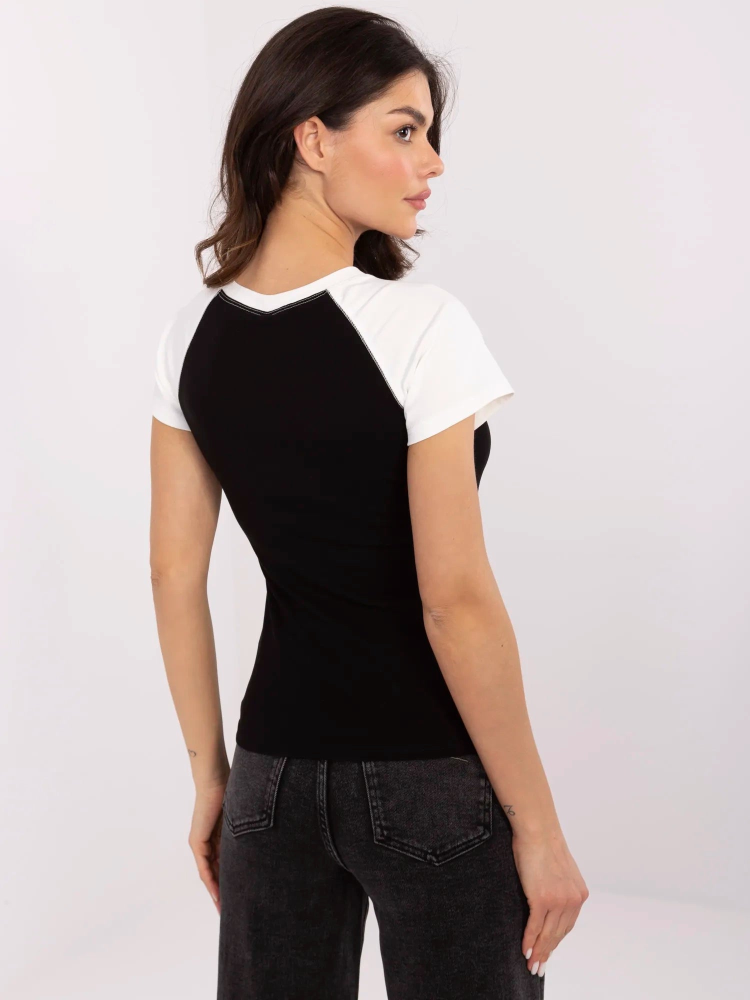 Czarno-ecru damski t-shirt o dopasowanym kroju