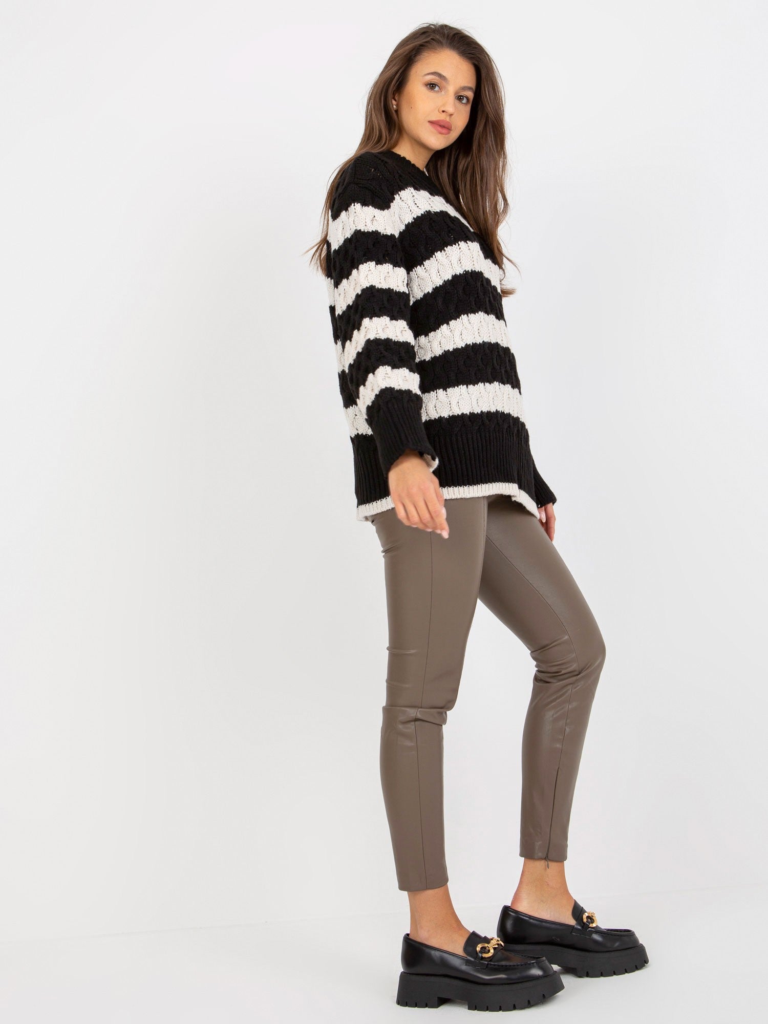 Czarno-ecru dzianinowy sweter oversize w warkocze