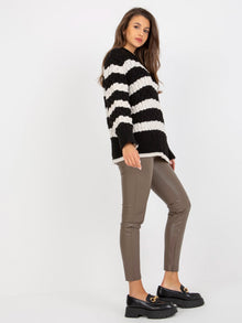 Czarno-ecru dzianinowy sweter oversize w warkocze