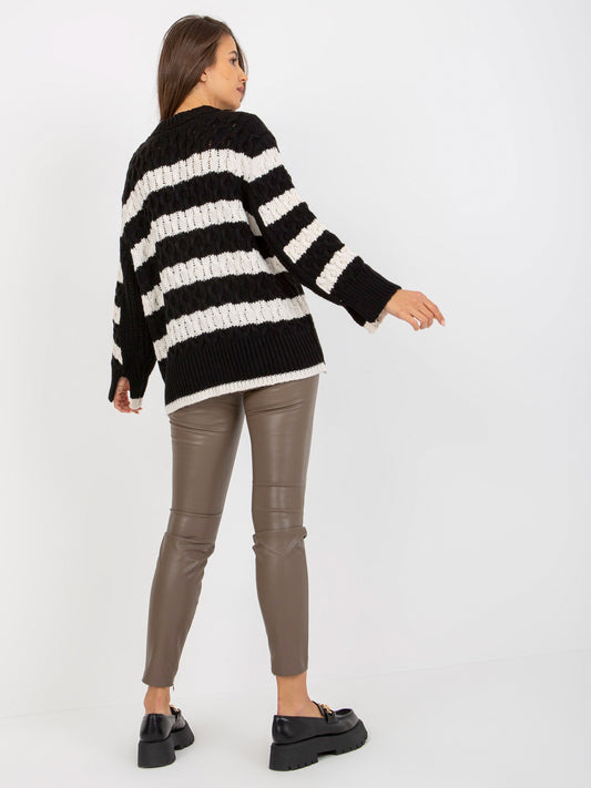 Czarno-ecru dzianinowy sweter oversize w warkocze