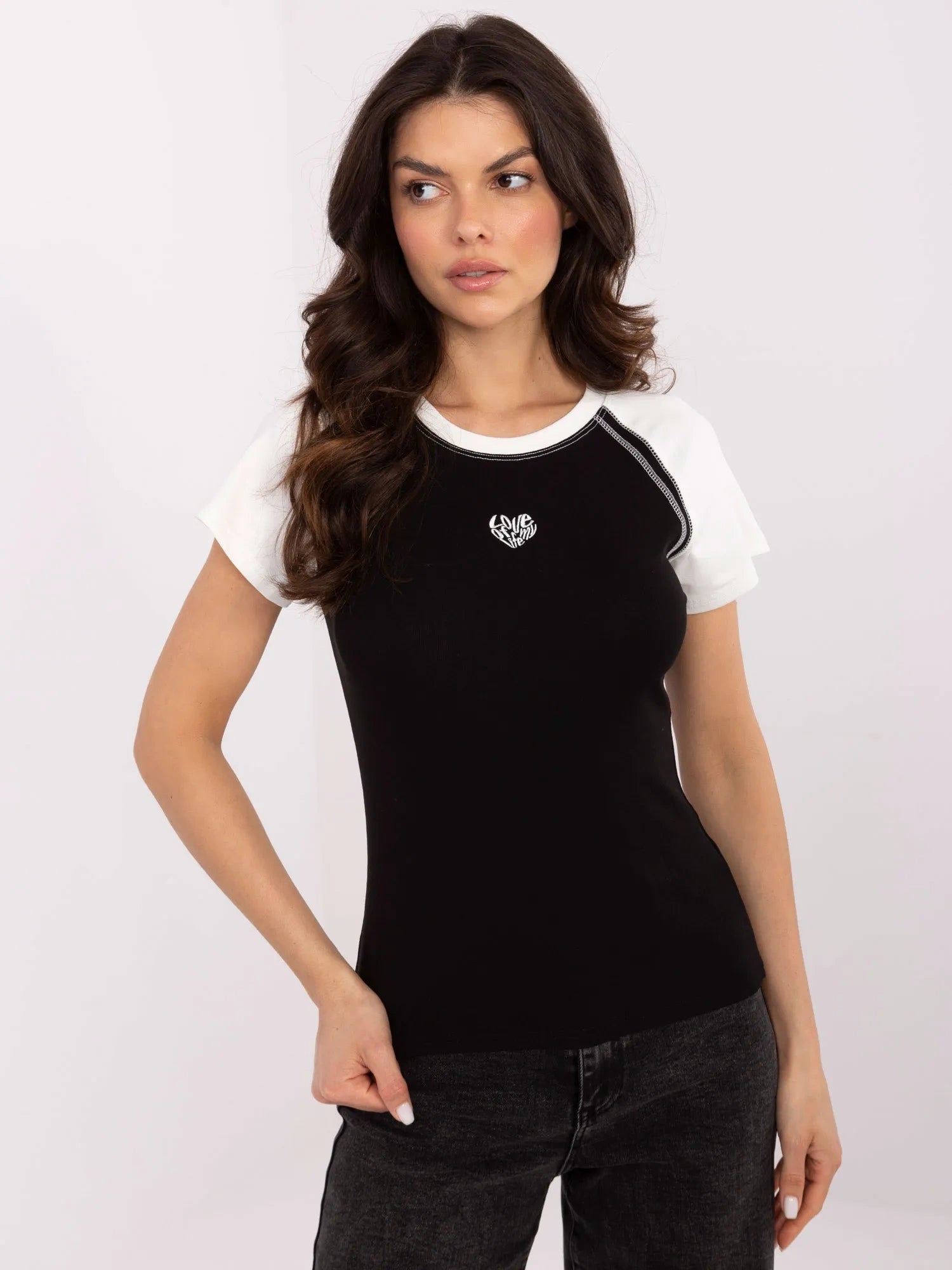 Czarno-ecru t-shirt z haftem w kształcie serca