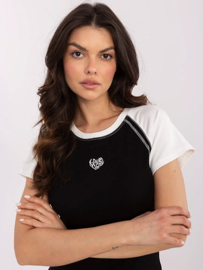 Czarno-ecru t-shirt z haftem w kształcie serca