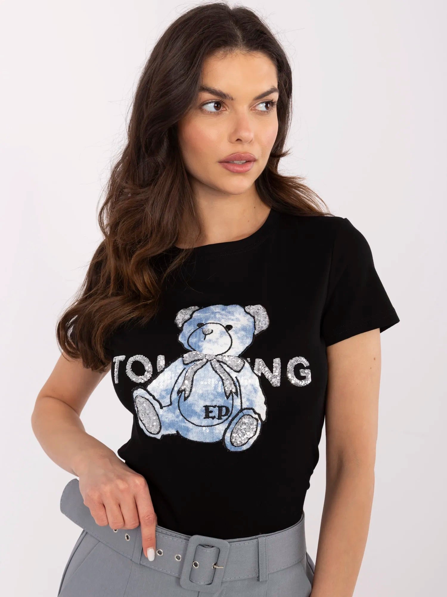 Czarno-niebieski t-shirt z aplikacją misia