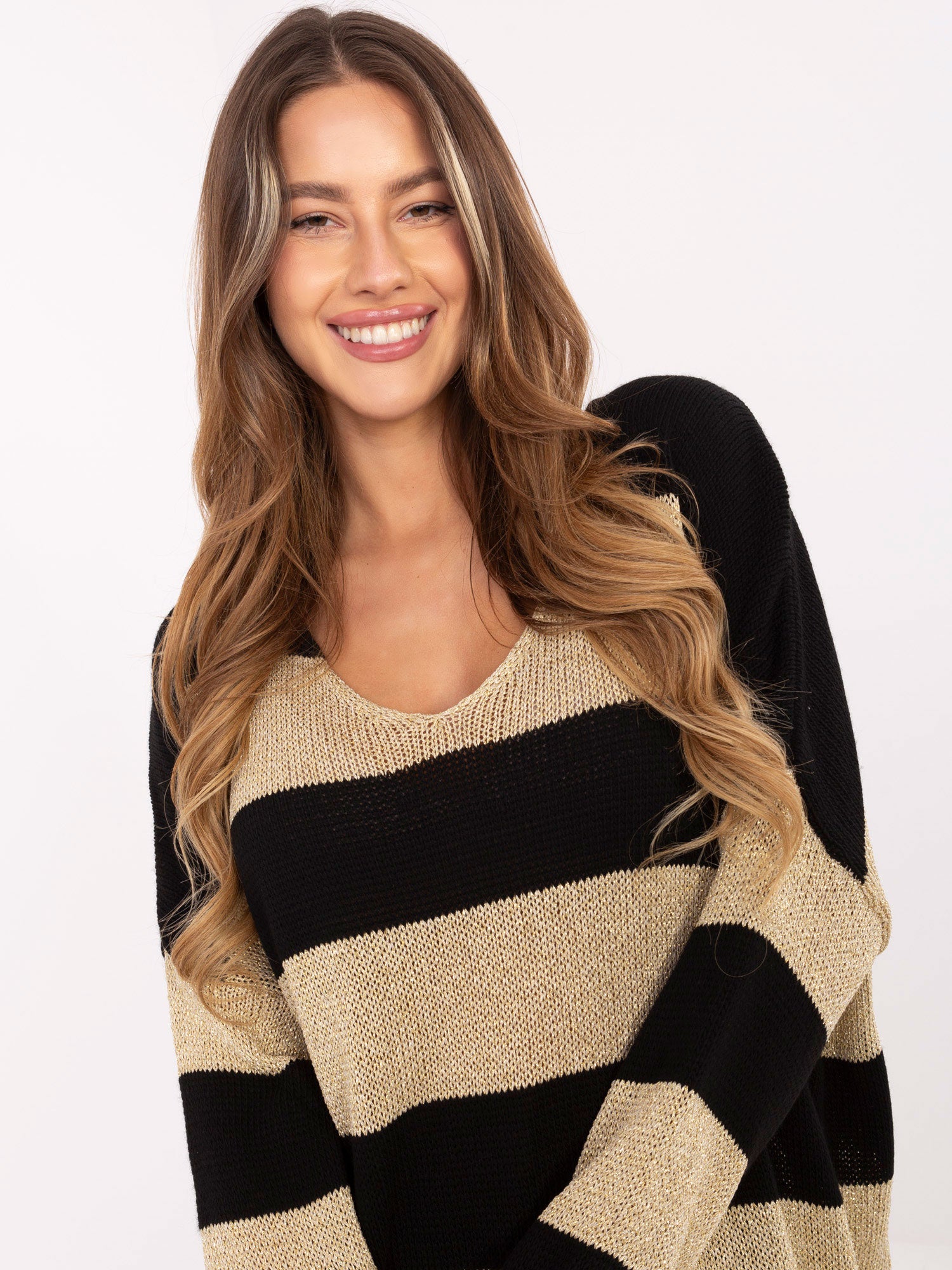 Czarno-złoty damski sweter oversize w paski