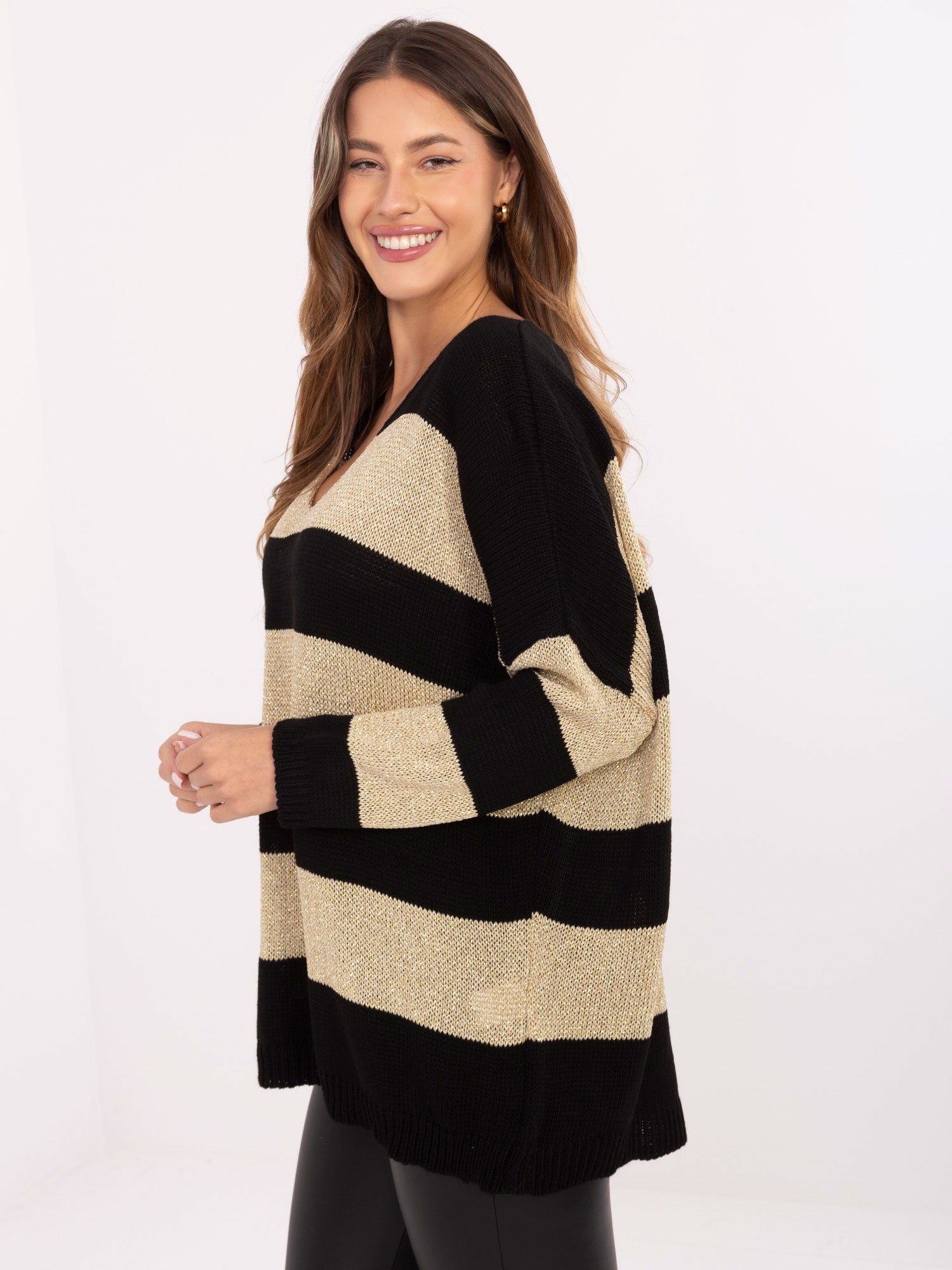 Czarno-złoty damski sweter oversize w paski