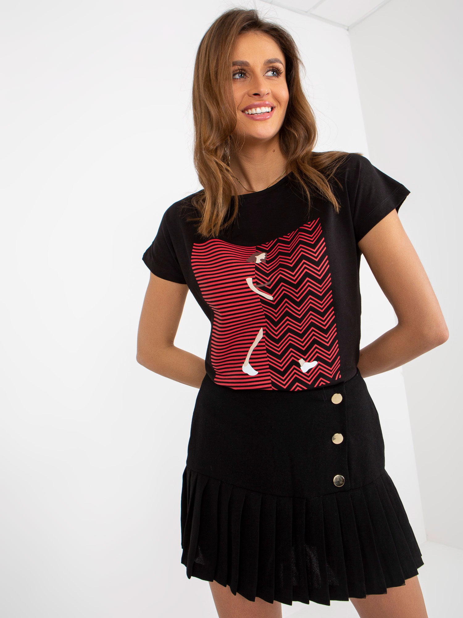 Czarny damski t-shirt z nadrukiem z bawełny