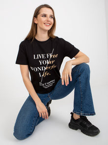Czarny damski t-shirt z napisami i okrągłym dekoltem