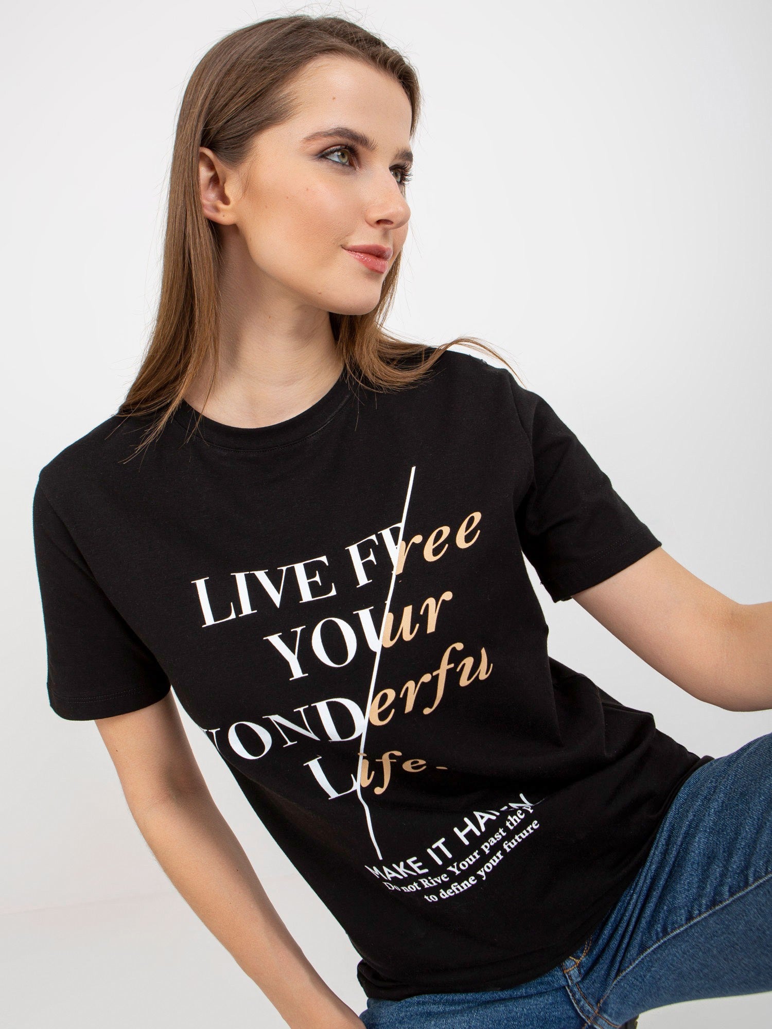 Czarny damski t-shirt z napisami i okrągłym dekoltem
