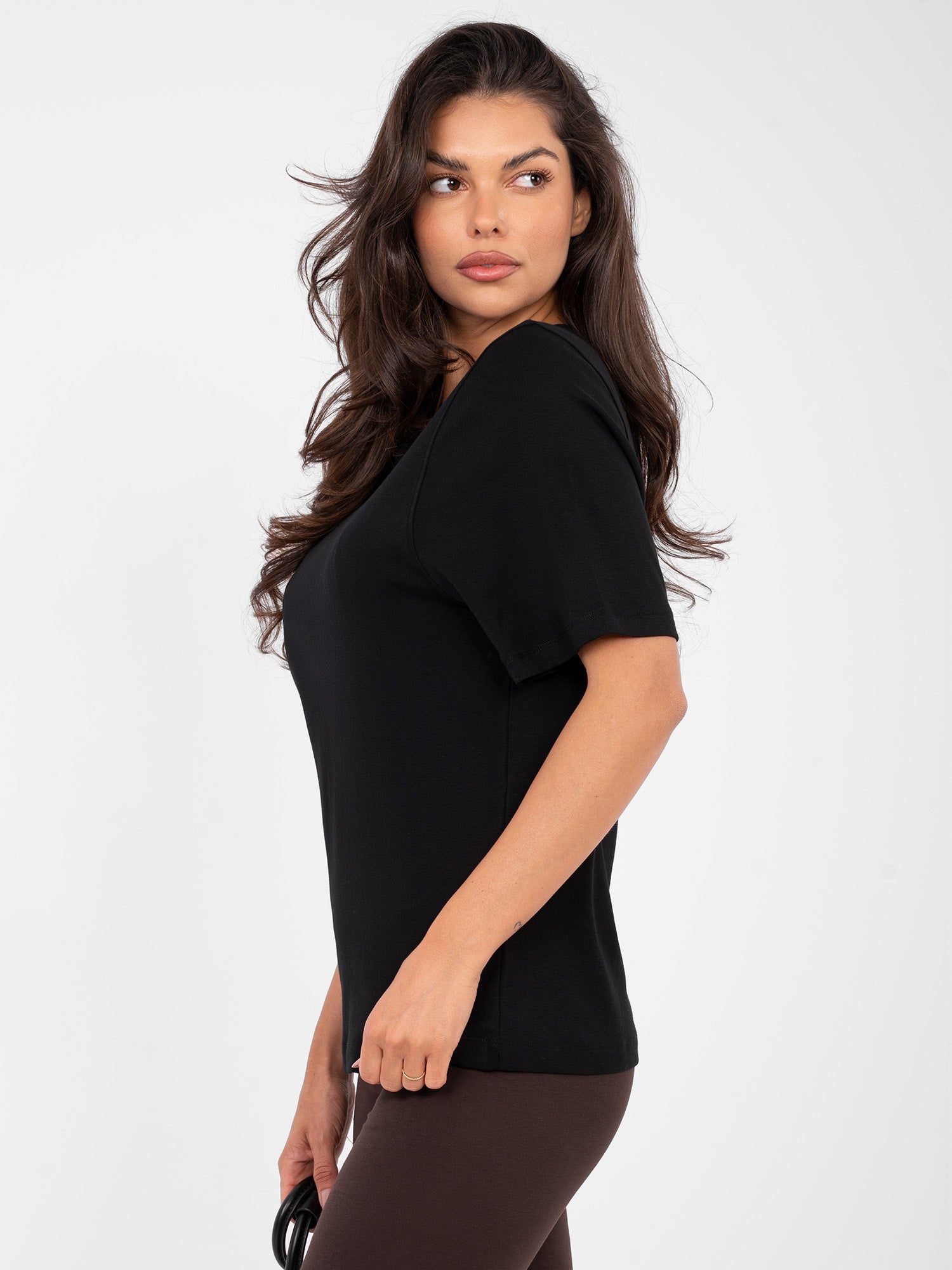 RUE PARIS Czarny t-shirt basic w jednolitym kolorze