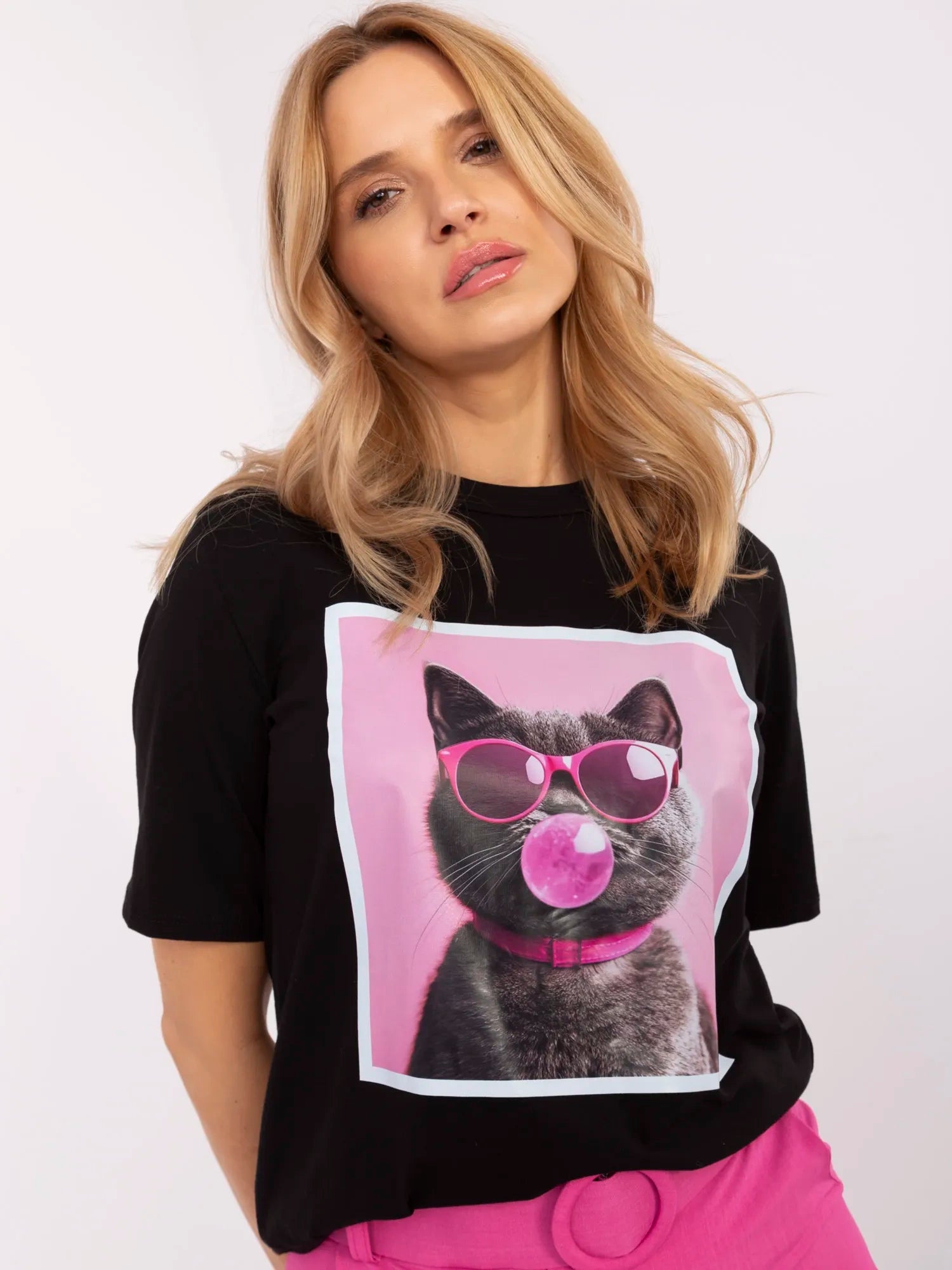 Czarny damski t-shirt z nadrukiem kota