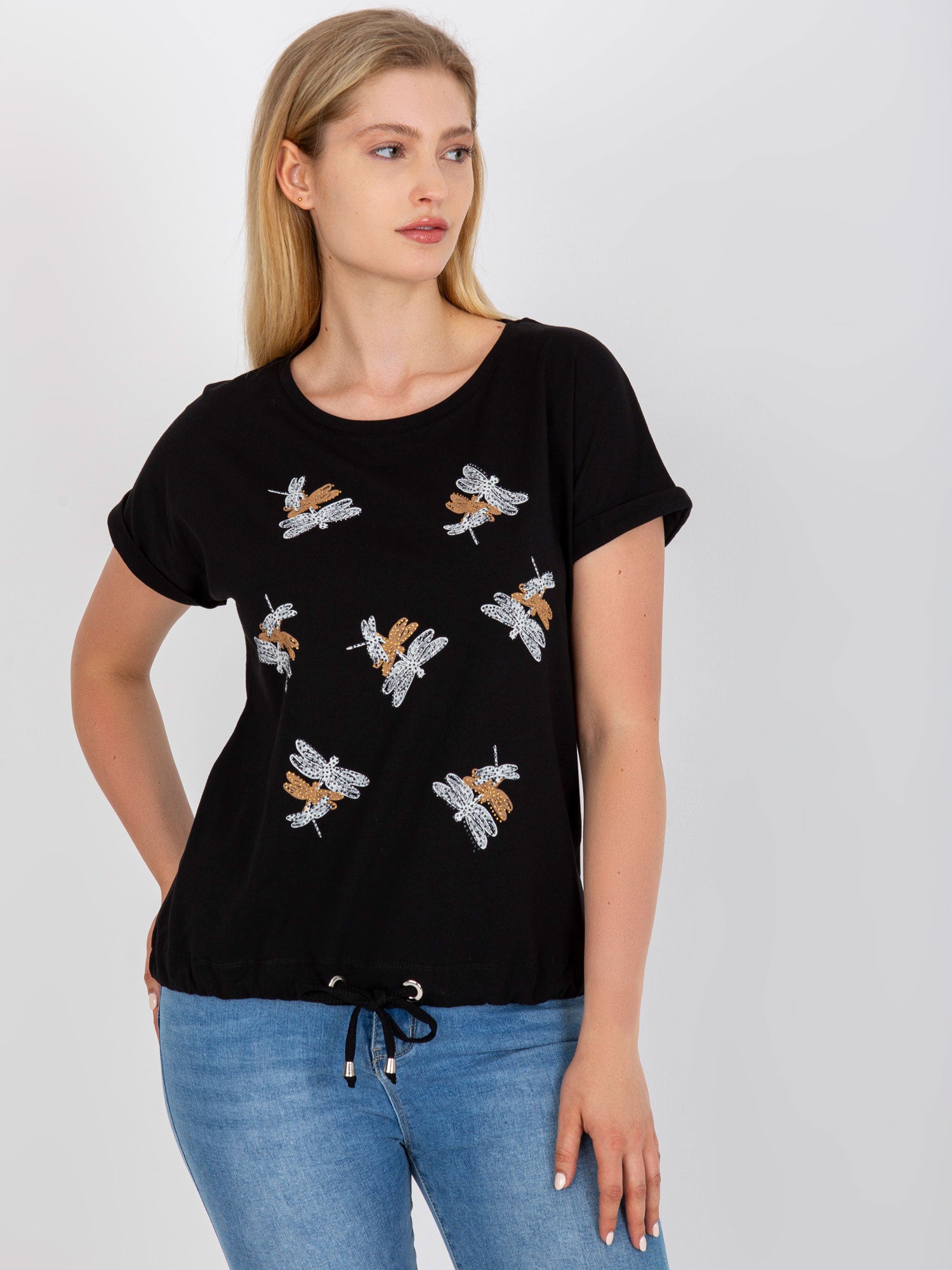Czarny bawełniany t-shirt plus size z nadrukiem i aplikacją