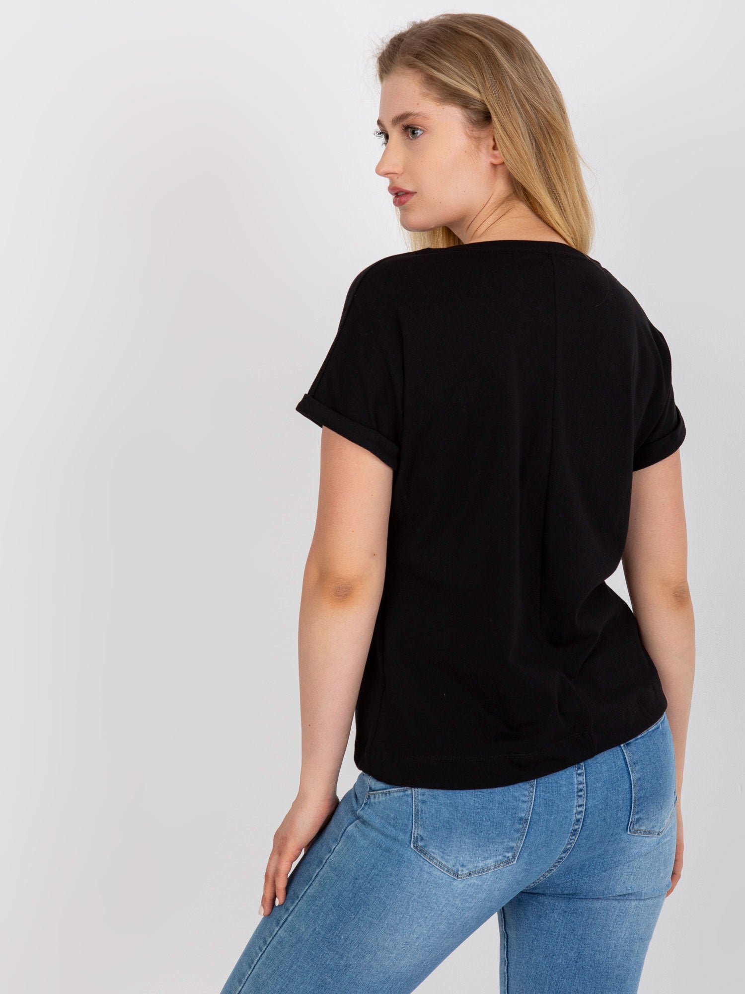 Czarny bawełniany t-shirt plus size z nadrukiem i aplikacją