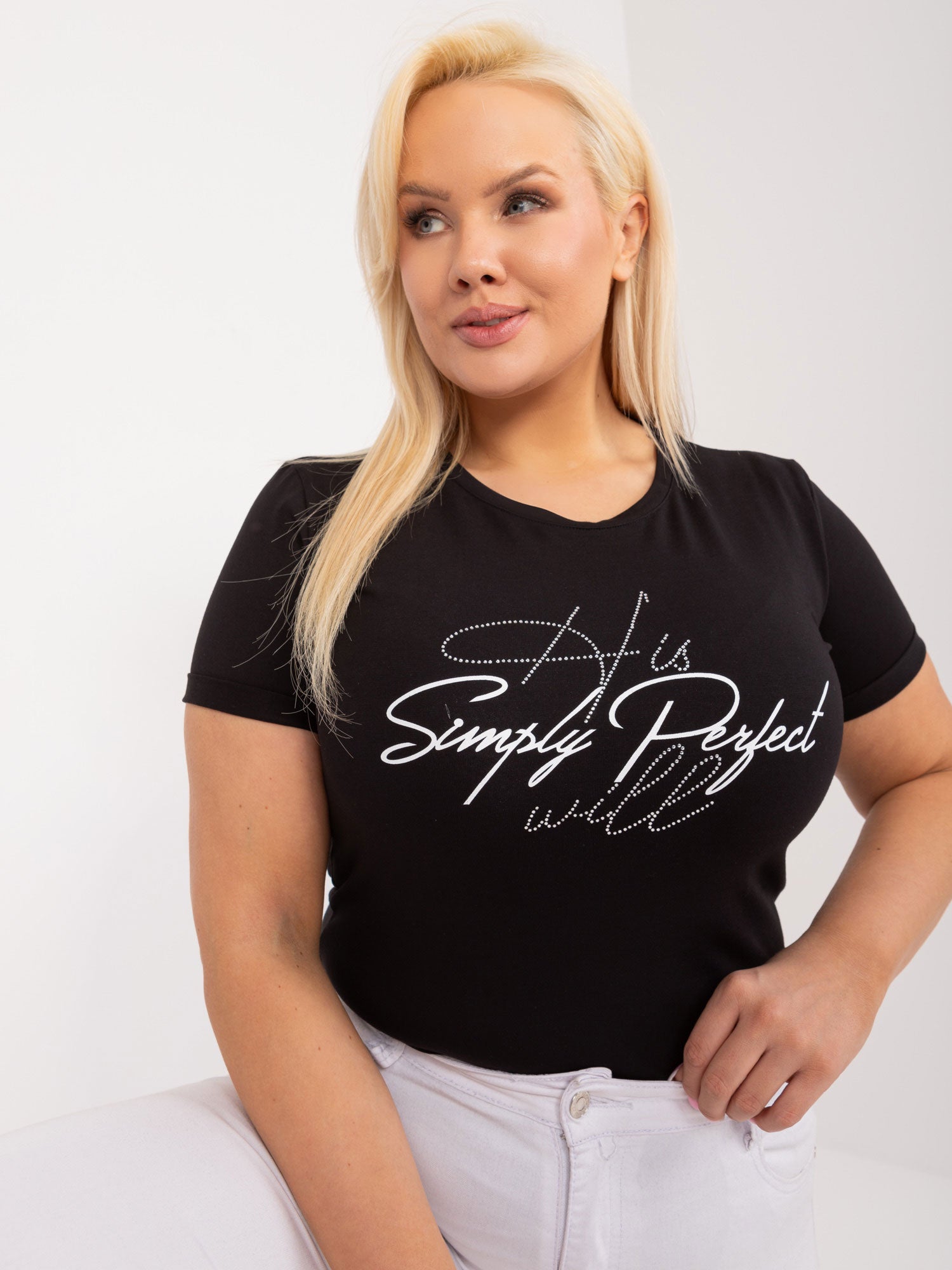 Czarny damski t-shirt plus size z nadrukiem