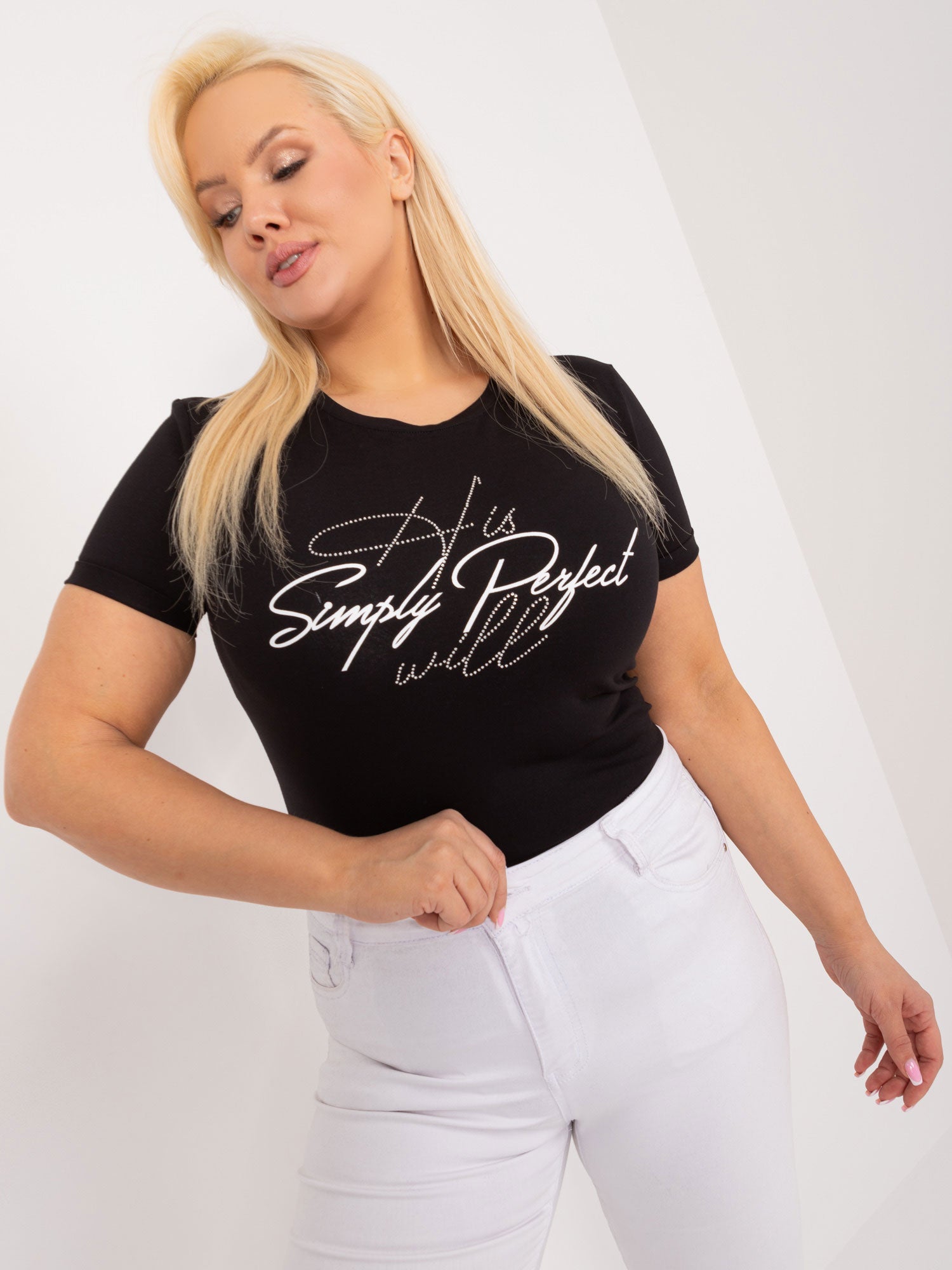 Czarny damski t-shirt plus size z nadrukiem