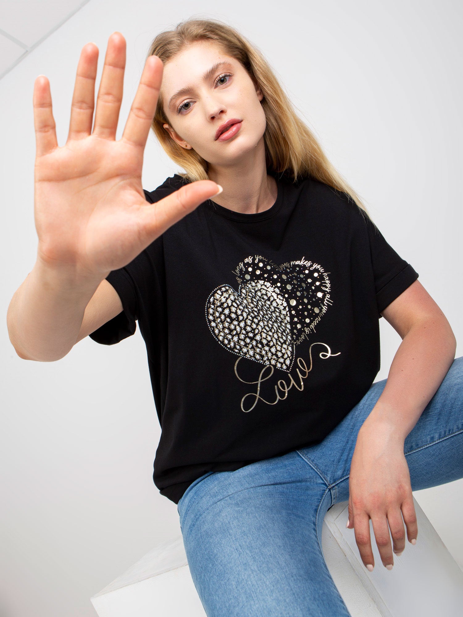 Czarny t-shirt plus size z nadrukiem i aplikacją