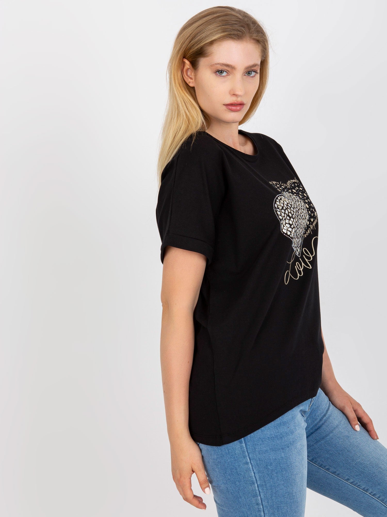 Czarny t-shirt plus size z nadrukiem i aplikacją