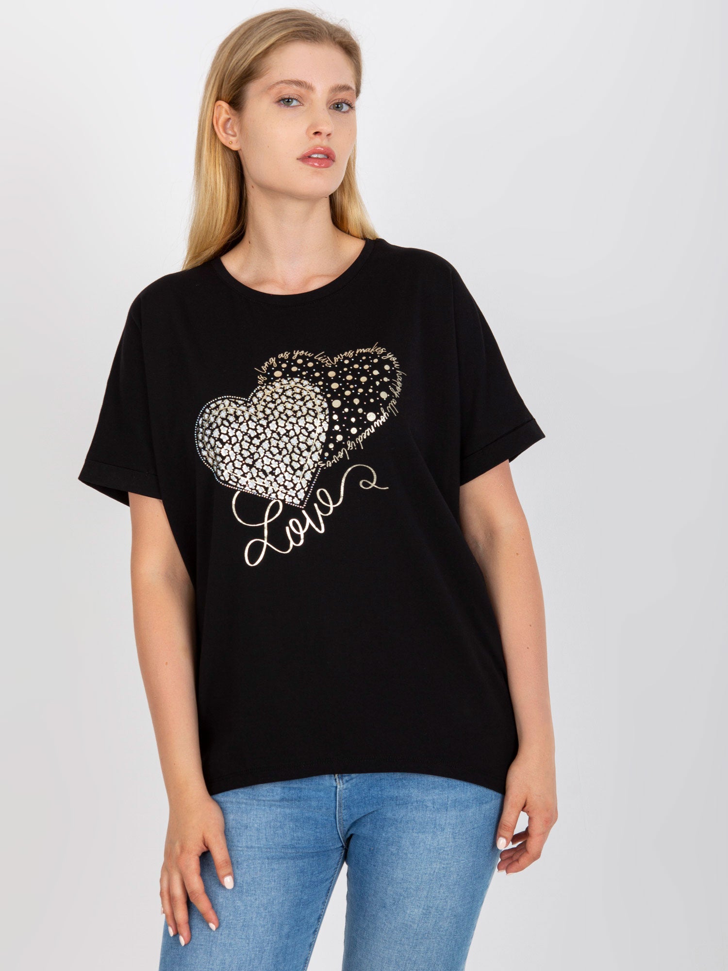 Czarny t-shirt plus size z nadrukiem i aplikacją