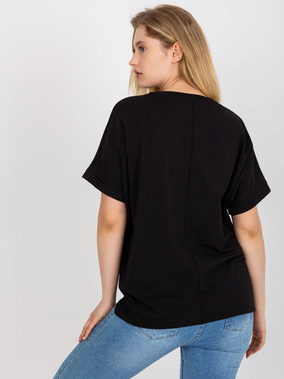 Czarny t-shirt plus size z nadrukiem i aplikacją