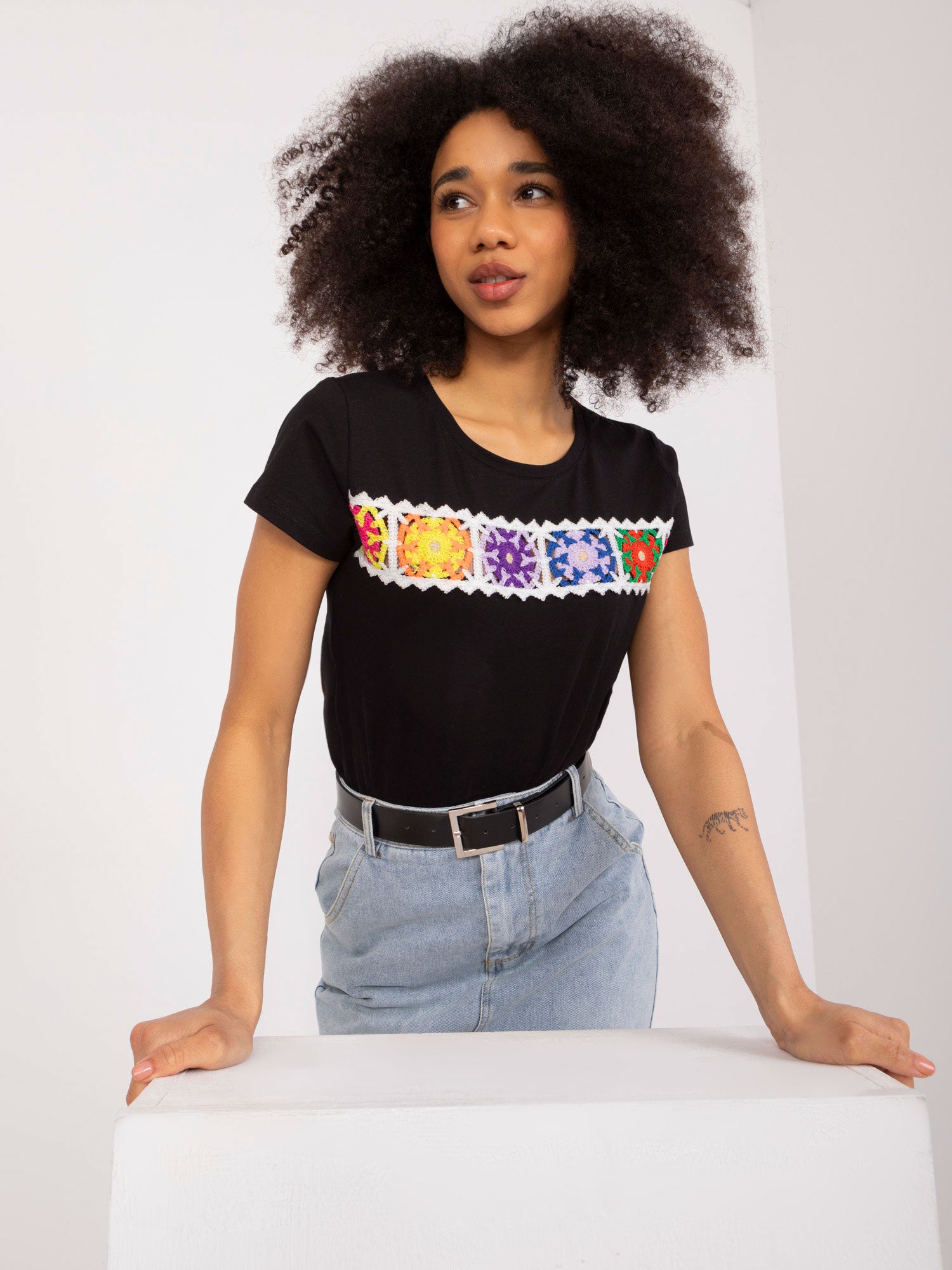BASIC FEEL GOOD Czarny t-shirt z kolorowym haftem