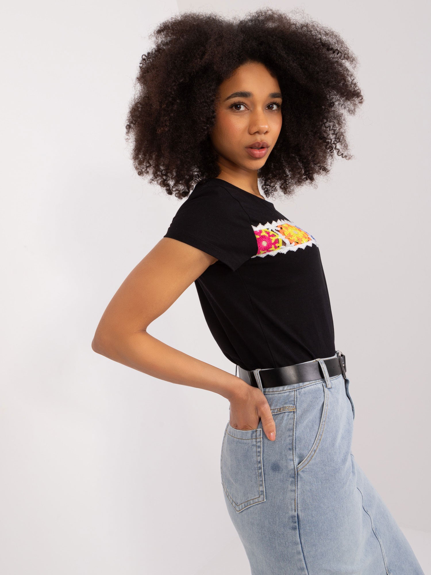 BASIC FEEL GOOD Czarny t-shirt z kolorowym haftem