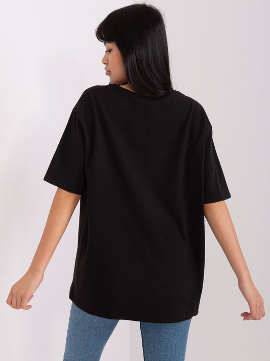 Czarny t-shirt z nadrukiem i aplikacją
