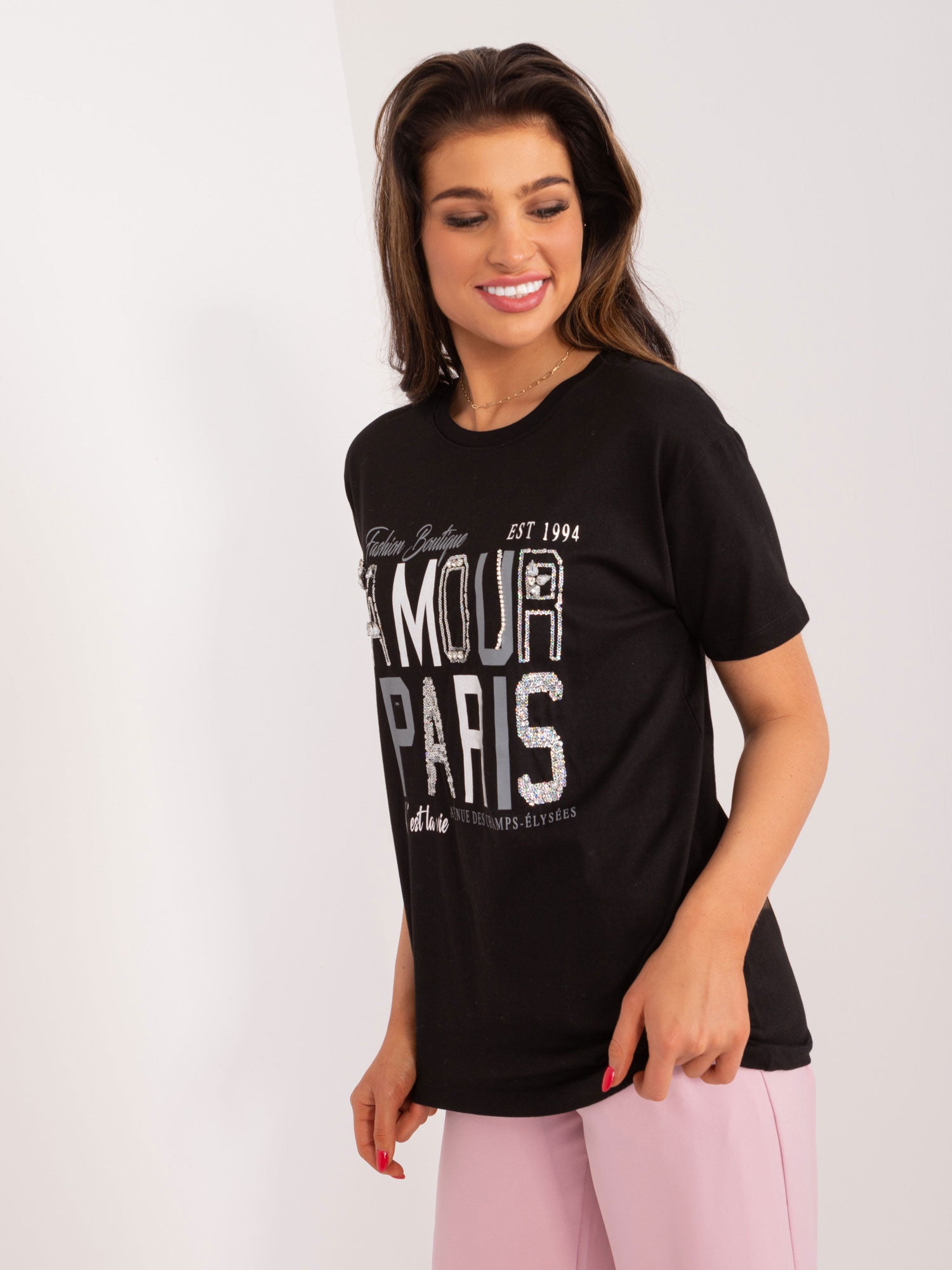 Czarny damski t-shirt z napisami i aplikacjami