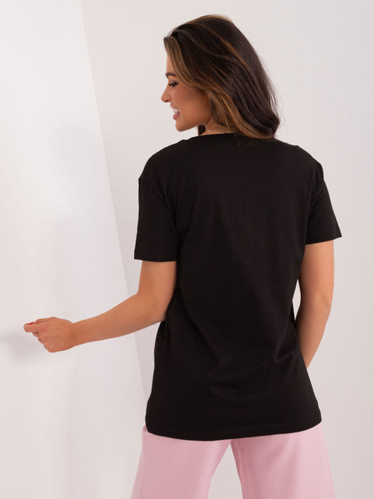 Czarny damski t-shirt z napisami i aplikacjami