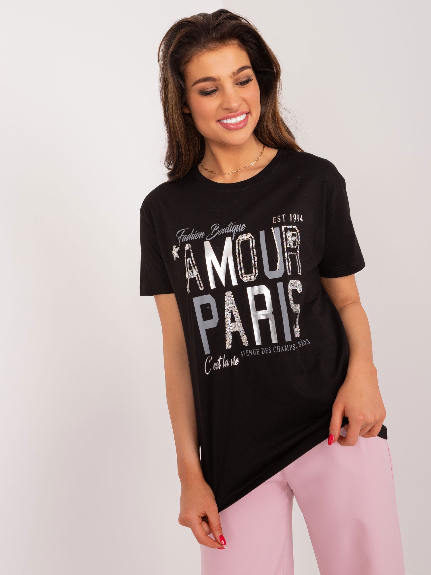 Czarny damski t-shirt z napisami i aplikacjami