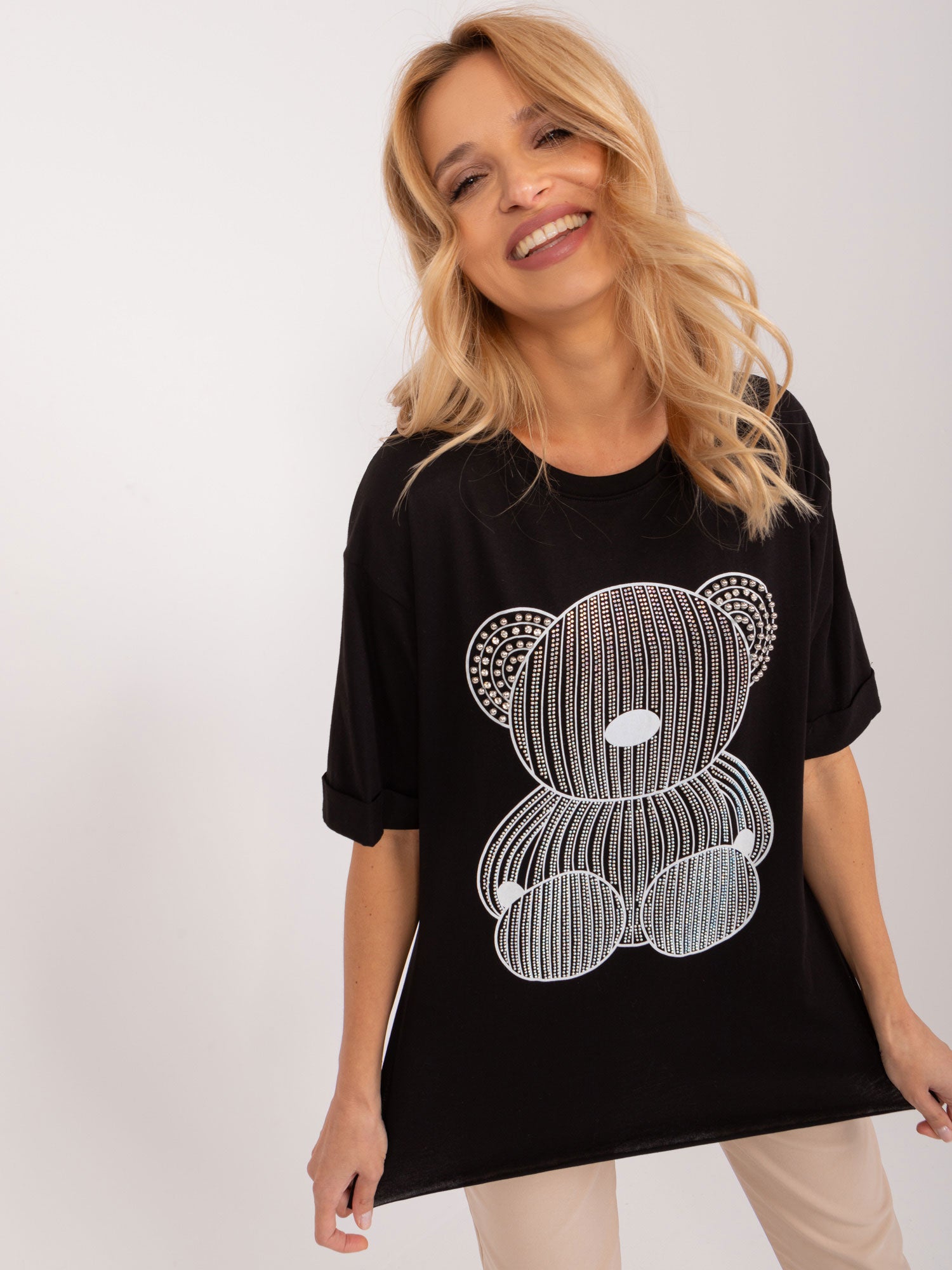 Czarny t-shirt oversize z aplikacją misia